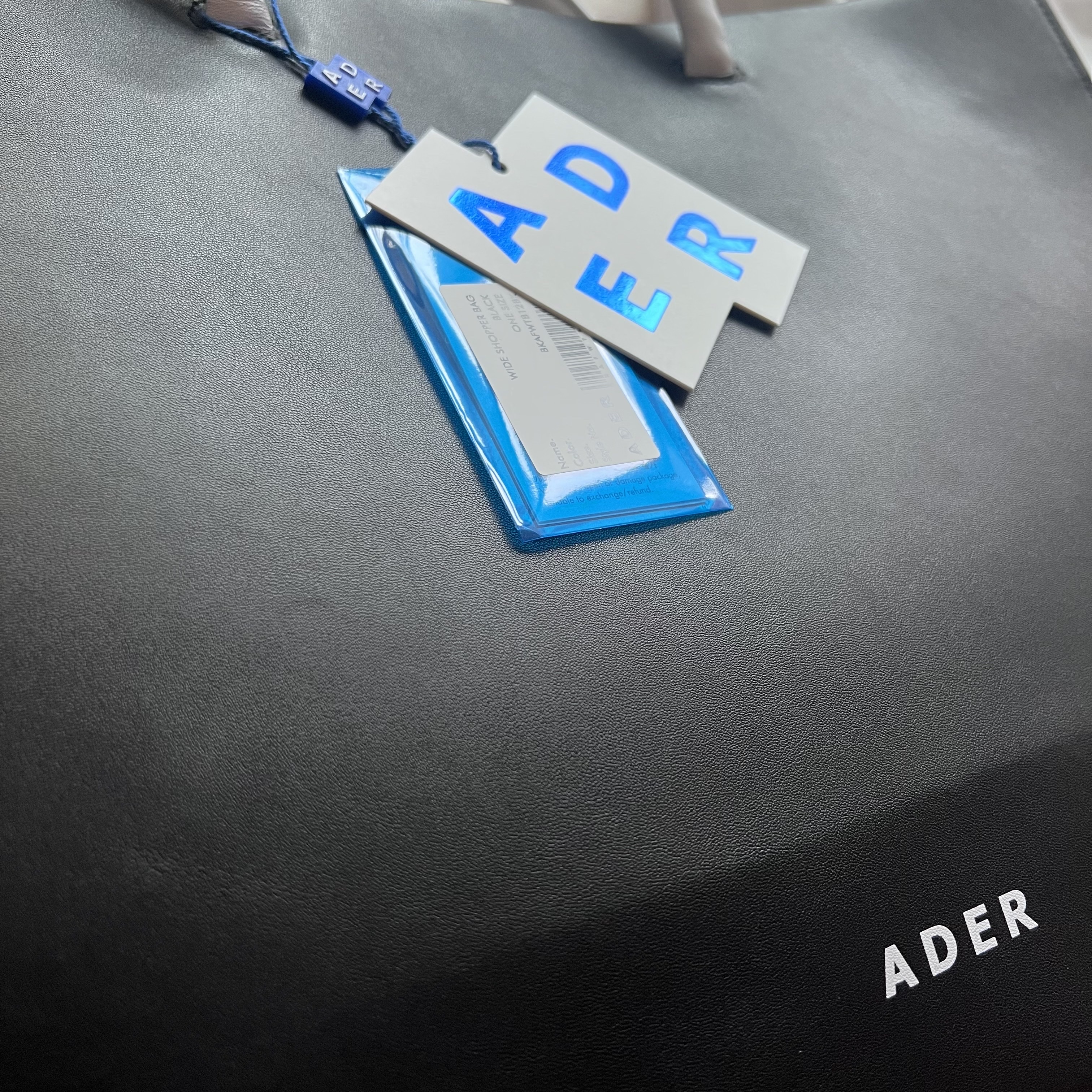 Ader Error Wide Shopper Bag Noir 착용 스타일