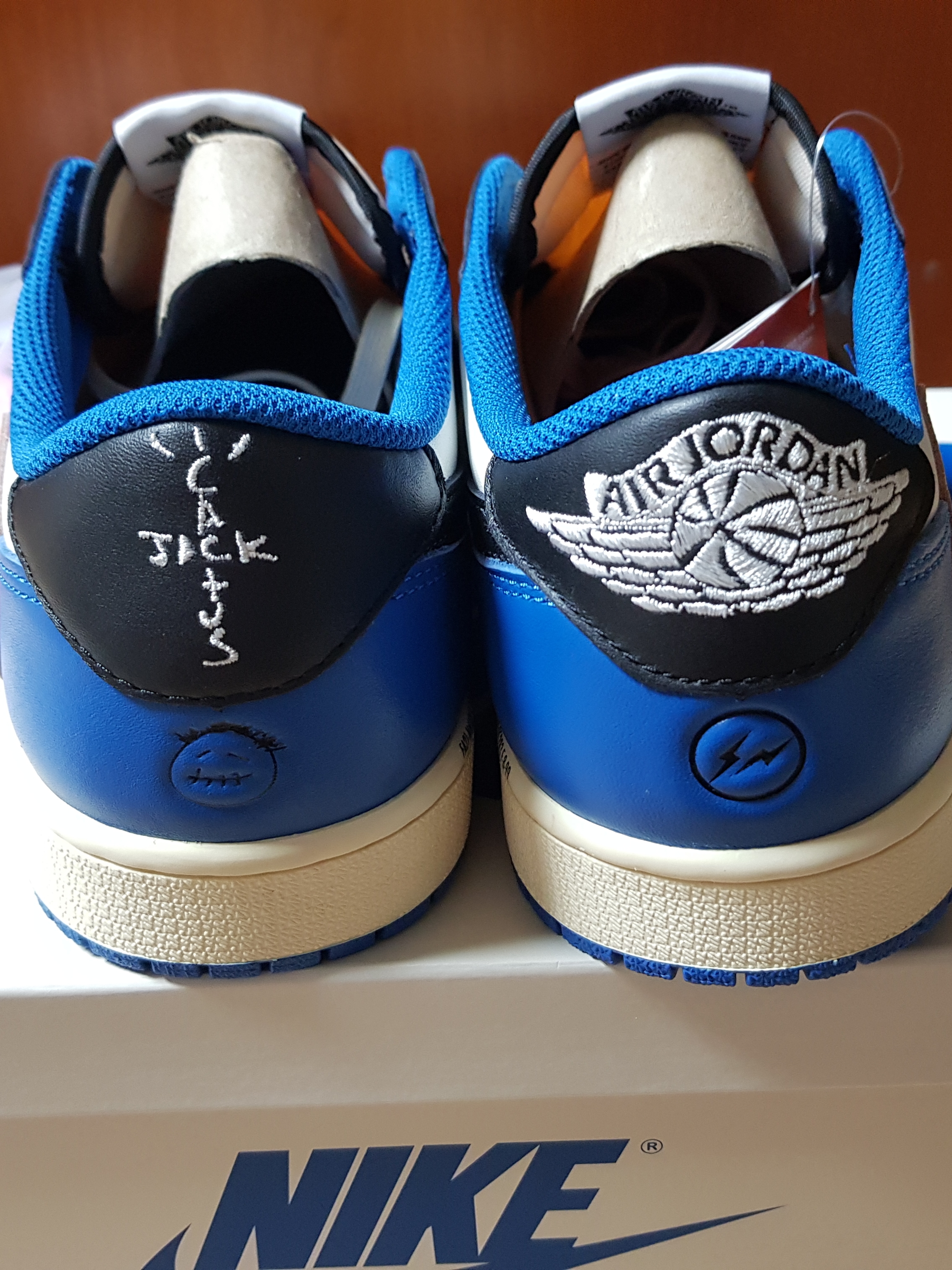 Jordan 1 x Travis Scott x Fragment Retro Low OG SP Military Blue 착용 스타일 - 3