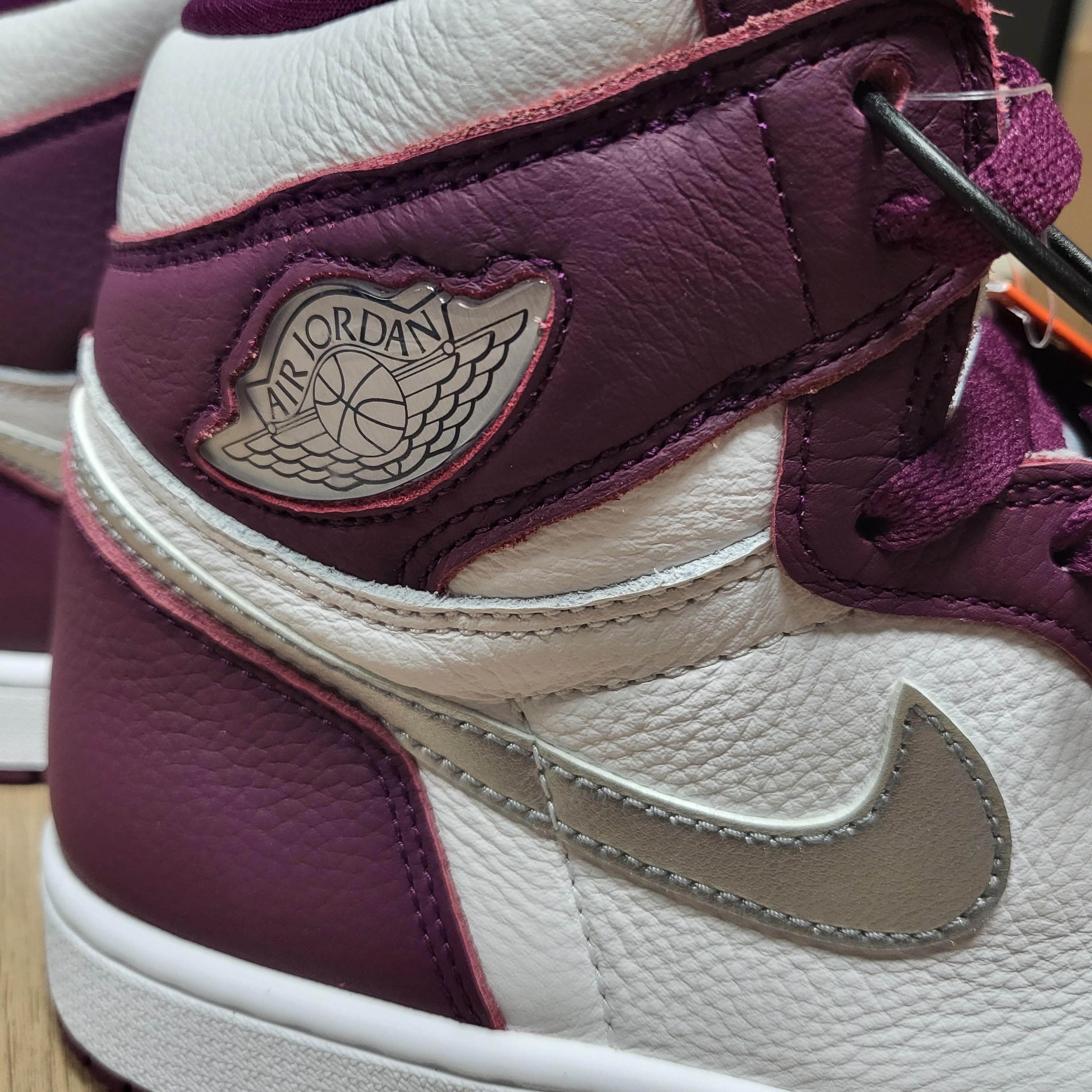 Jordan 1 Retro High OG Bordeaux 착용 스타일 - 1
