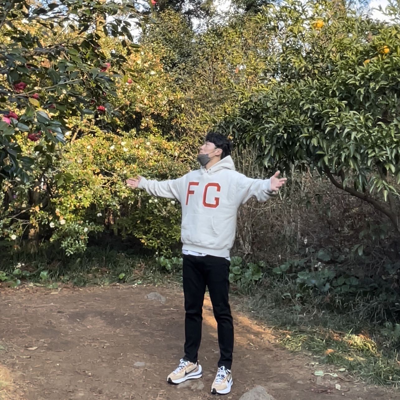 Nike x Sacai VaporWaffle Sesame and Blue Void, Fear of God Monarch Hoodie Cream Heather 착용 스타일 - 2