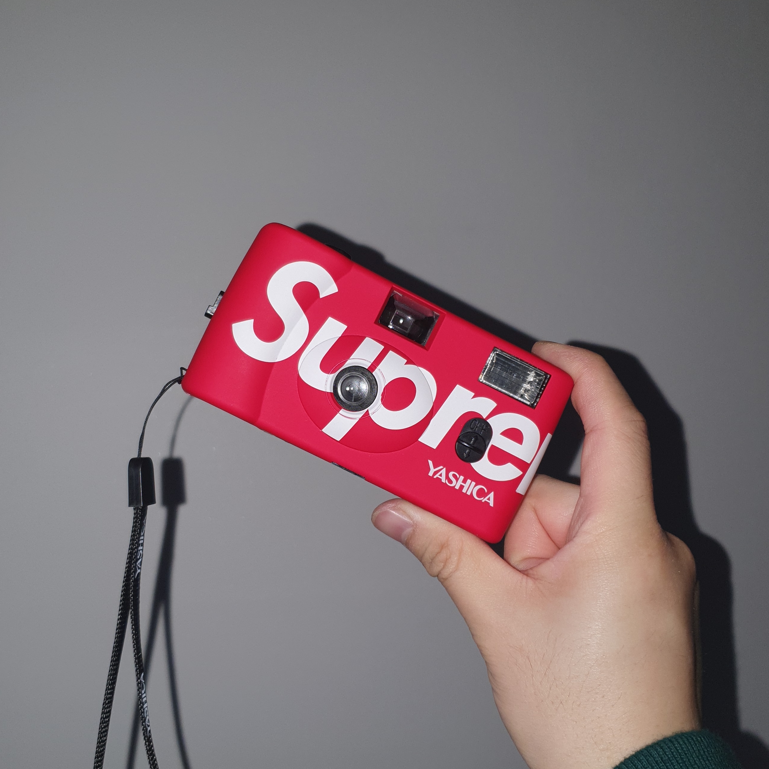 Supreme Yashica MF-1 Camera Red - 21SS, Supreme Yashica MF-1 Camera Black - 21SS 착용 스타일