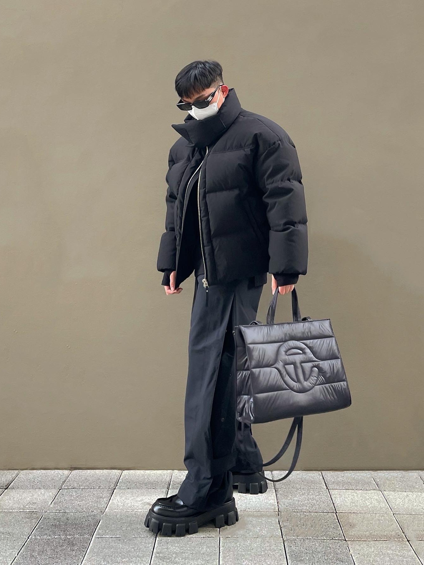 Telfar x Moose Knuckle Medium Puff Shopping Bag Black 착용 스타일 - 2