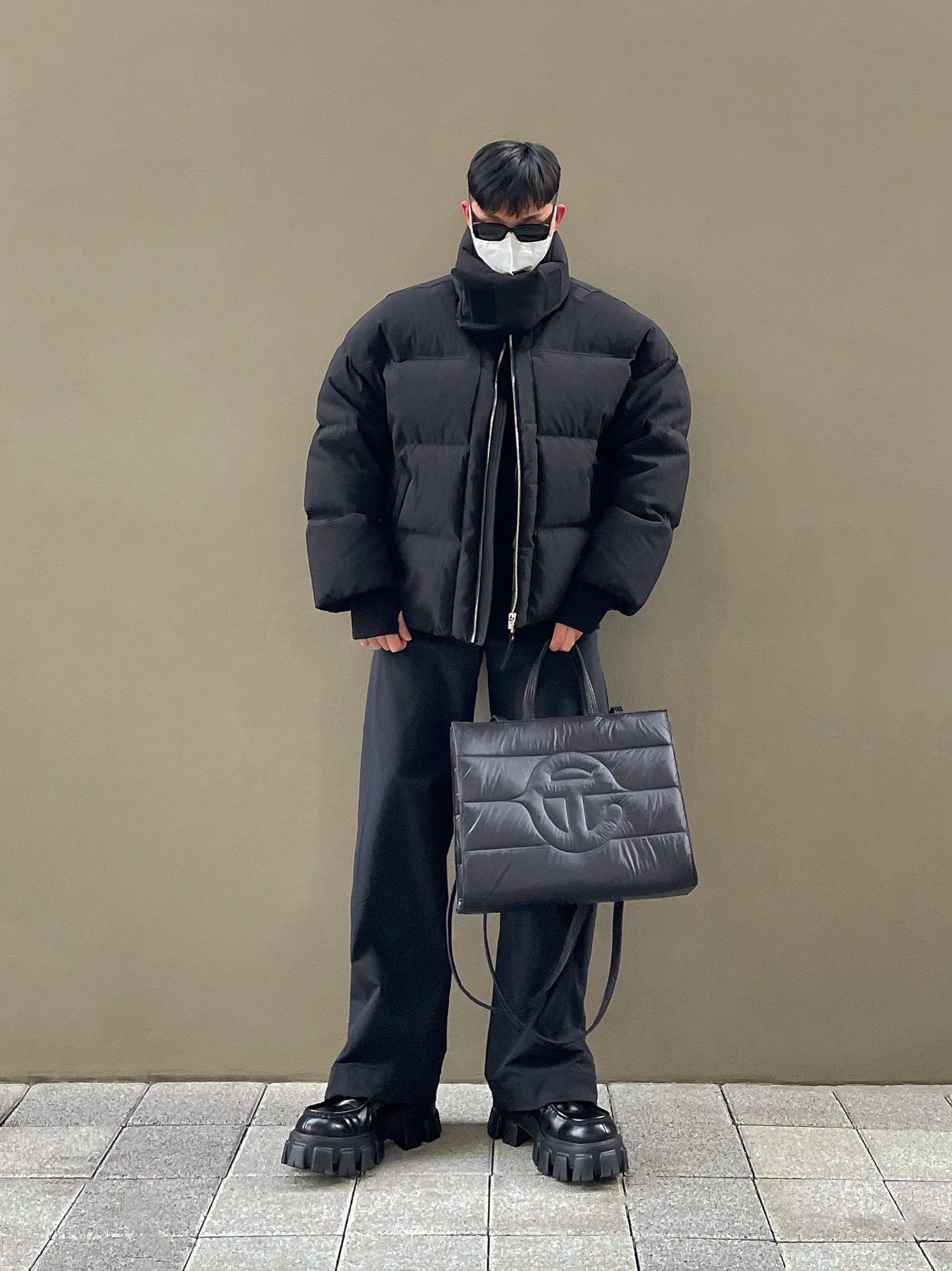 Telfar x Moose Knuckle Medium Puff Shopping Bag Black 착용 스타일 - 3
