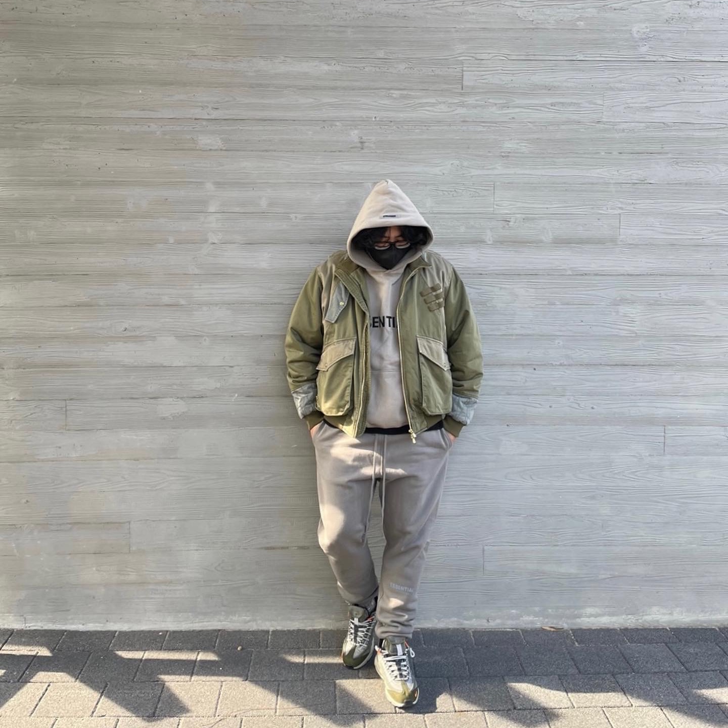 Nike Air Max 95 SE Medium Olive, Essentials Sweatpants Taupe - 20FW 착용 스타일 - 1