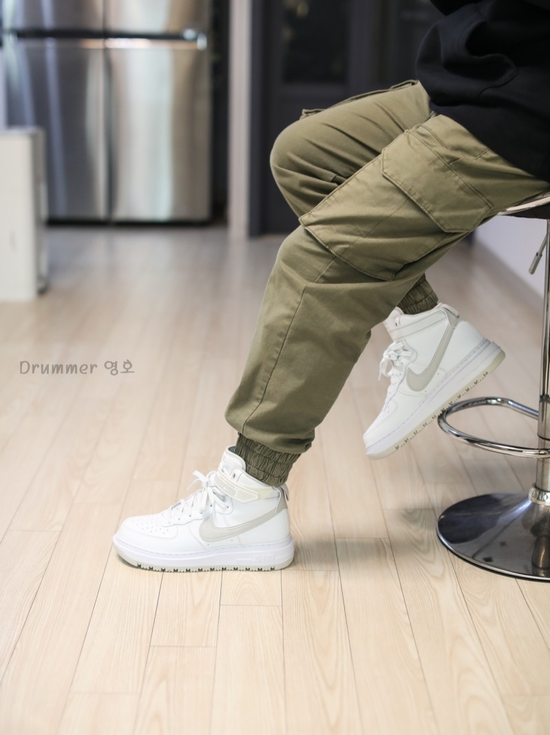 Nike Air Force 1 Boot Summit White Light Bone 착용 스타일 - 2