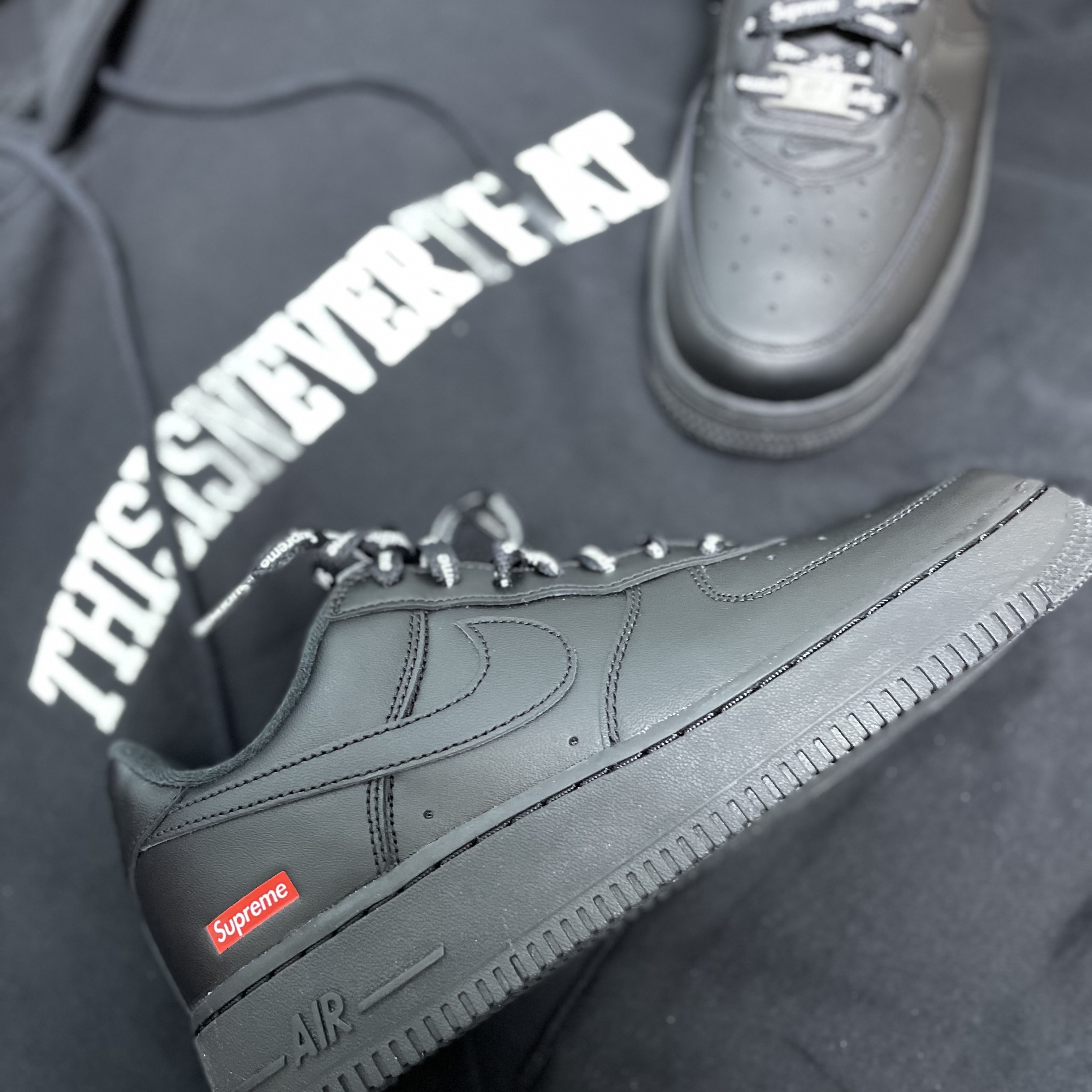 Nike x Supreme Air Force 1 Low Black 착용 스타일