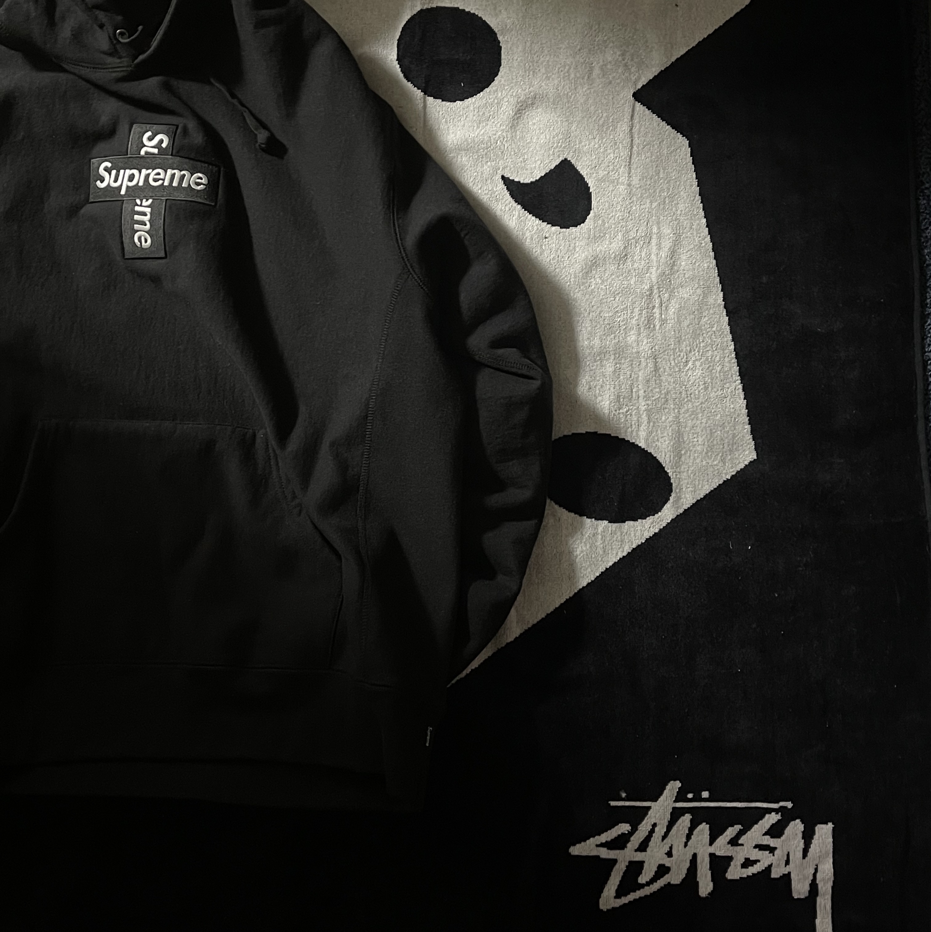 Supreme Cross Box Logo Hooded Sweatshirt Black - 20FW, Stussy Dice Jacquard Beach Towel Black 착용 스타일
