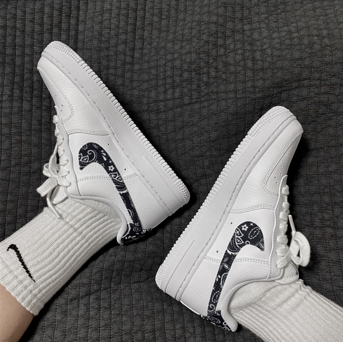 (W) Nike Air Force 1 '07 Essential Paisley Swoosh White Black 착용 스타일 - 1
