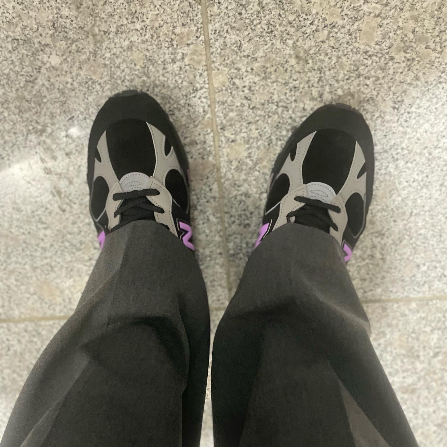 New Balance x Stray Rats 991 Made in UK Black Grey Purple 착용 스타일 - 3