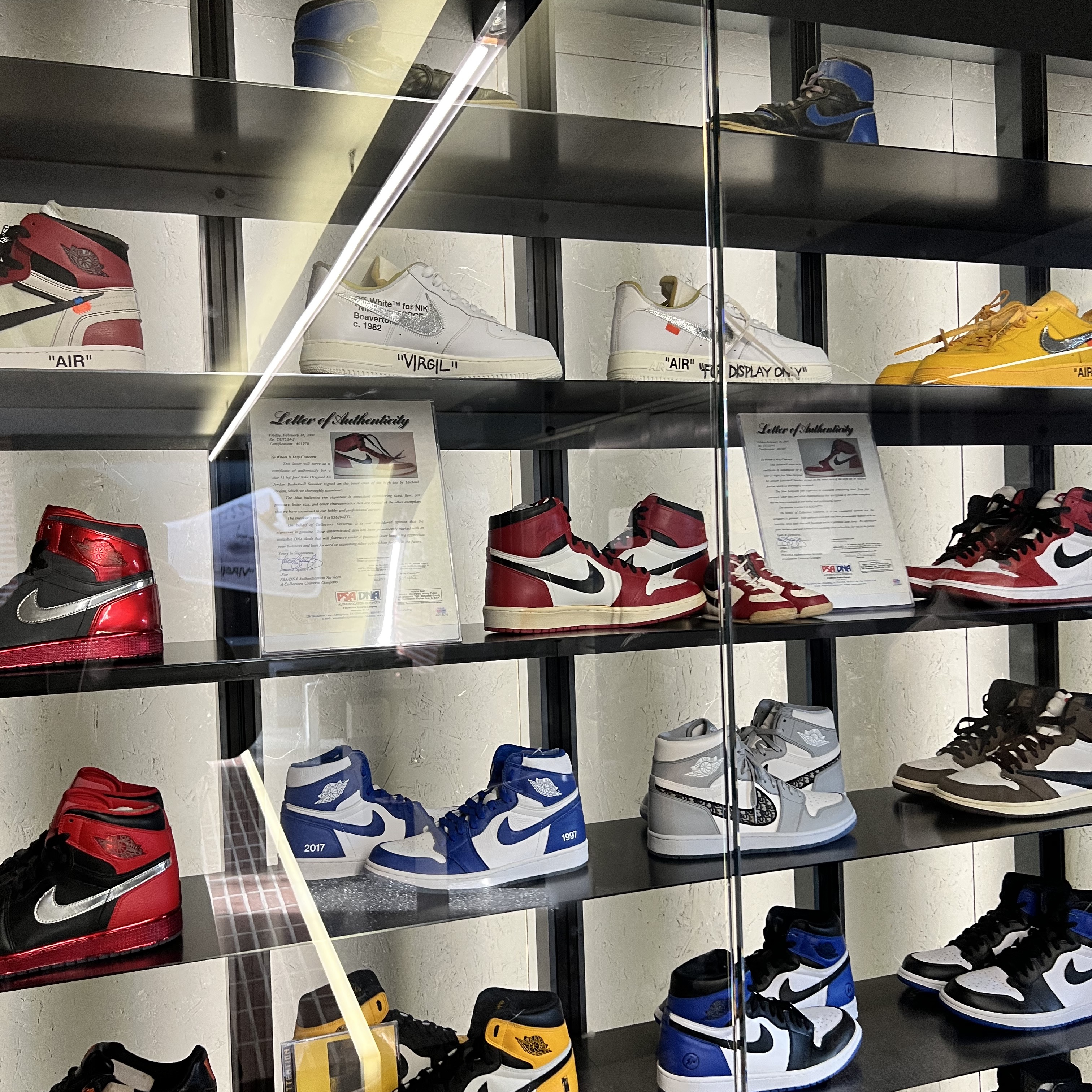 Jordan 1 x Dior High OG, Jordan 6 x Travis Scott Retro SP British Khaki 착용 스타일 - 1
