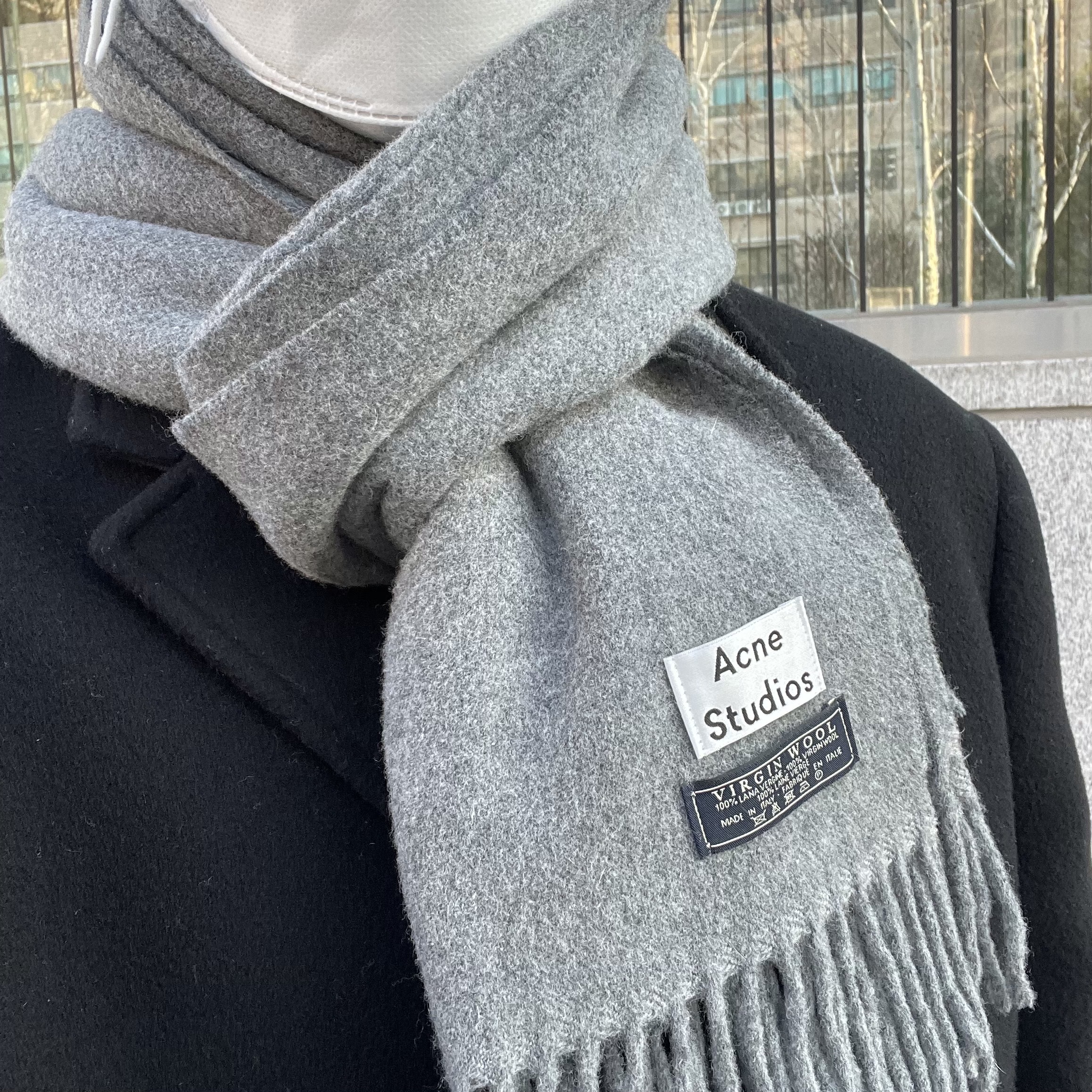 Acne Studios Canada Narrow New Wool Muffler Grey Melange 착용 스타일 - 1