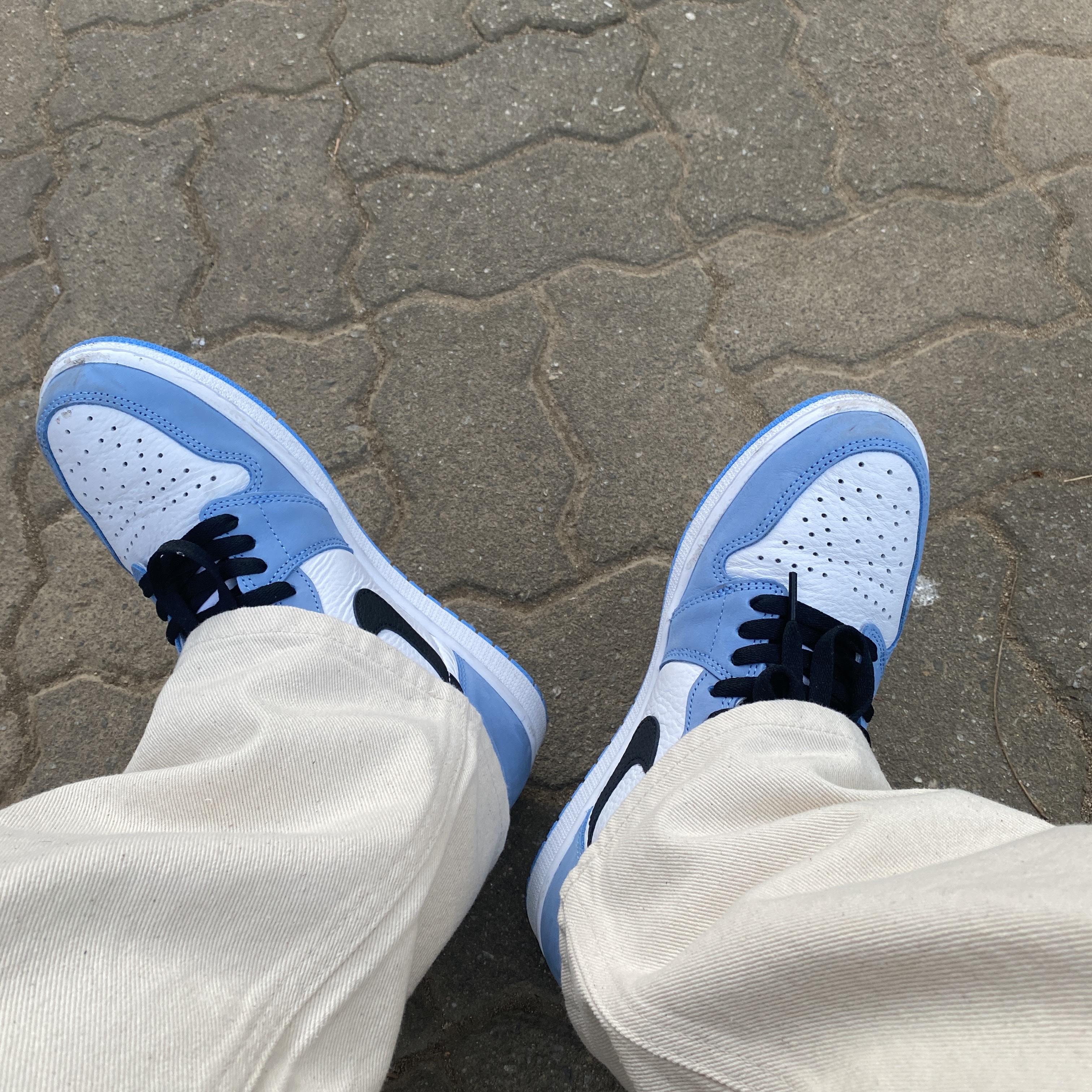 Jordan 1 Retro High OG University Blue 착용 스타일 - 2