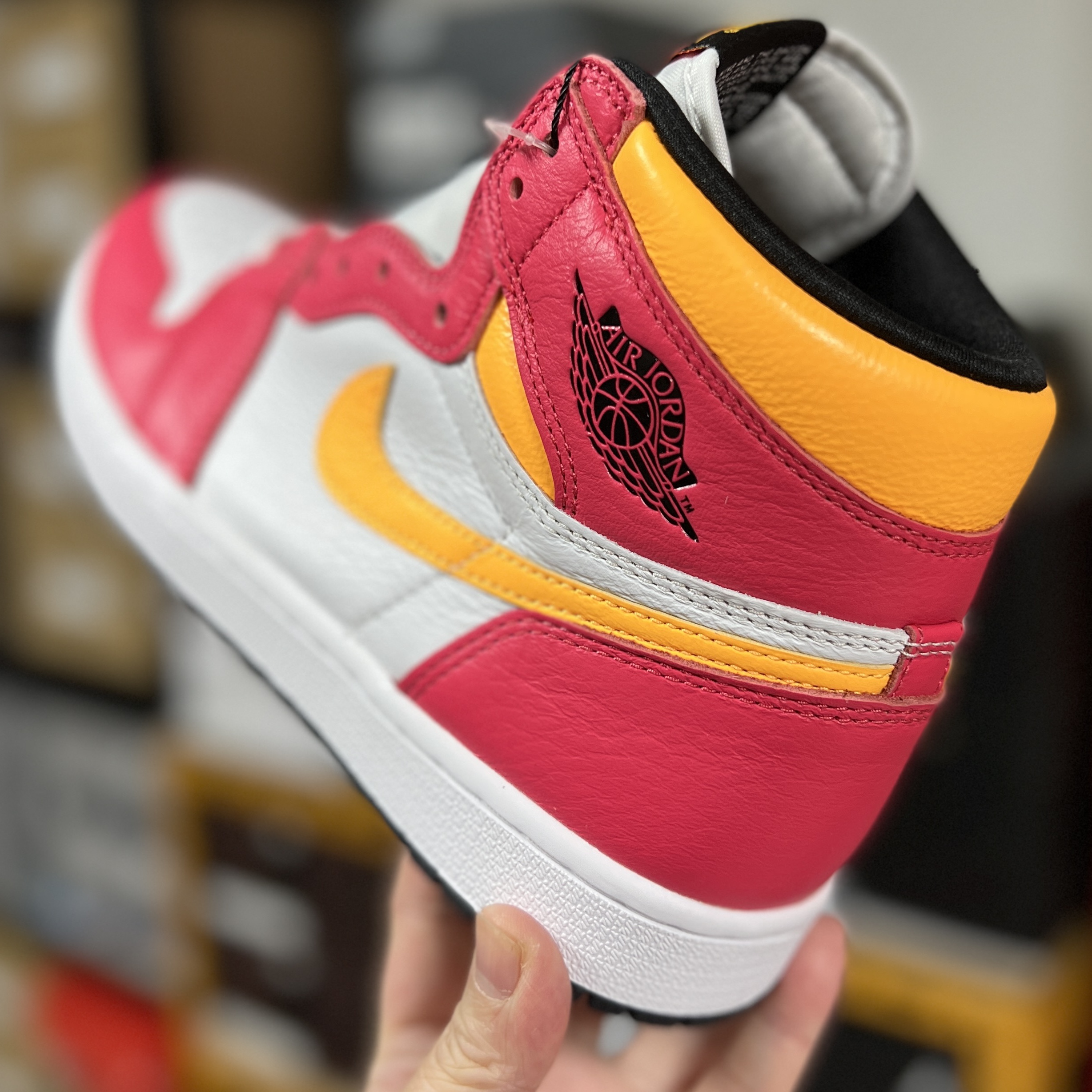 Jordan 1 Retro High OG Light Fusion Red 착용 스타일 - 2