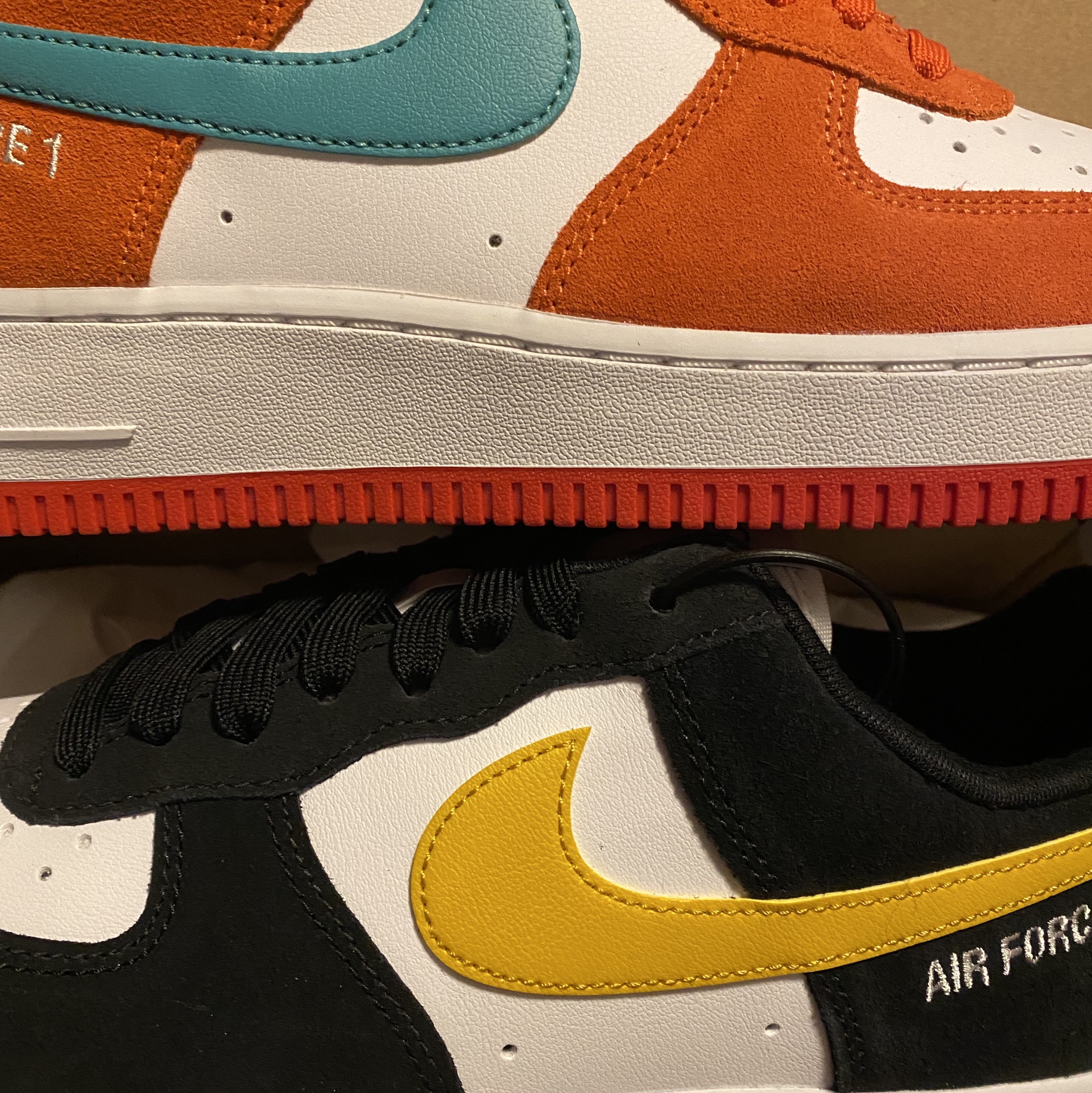 Nike Air Force 1 '07 LV8 Athletic Club Rush Orange Washed Teal, Nike Air Force 1 '07 LV8 Athletic Club Black Dark Sulfur 착용 스타일 - 3