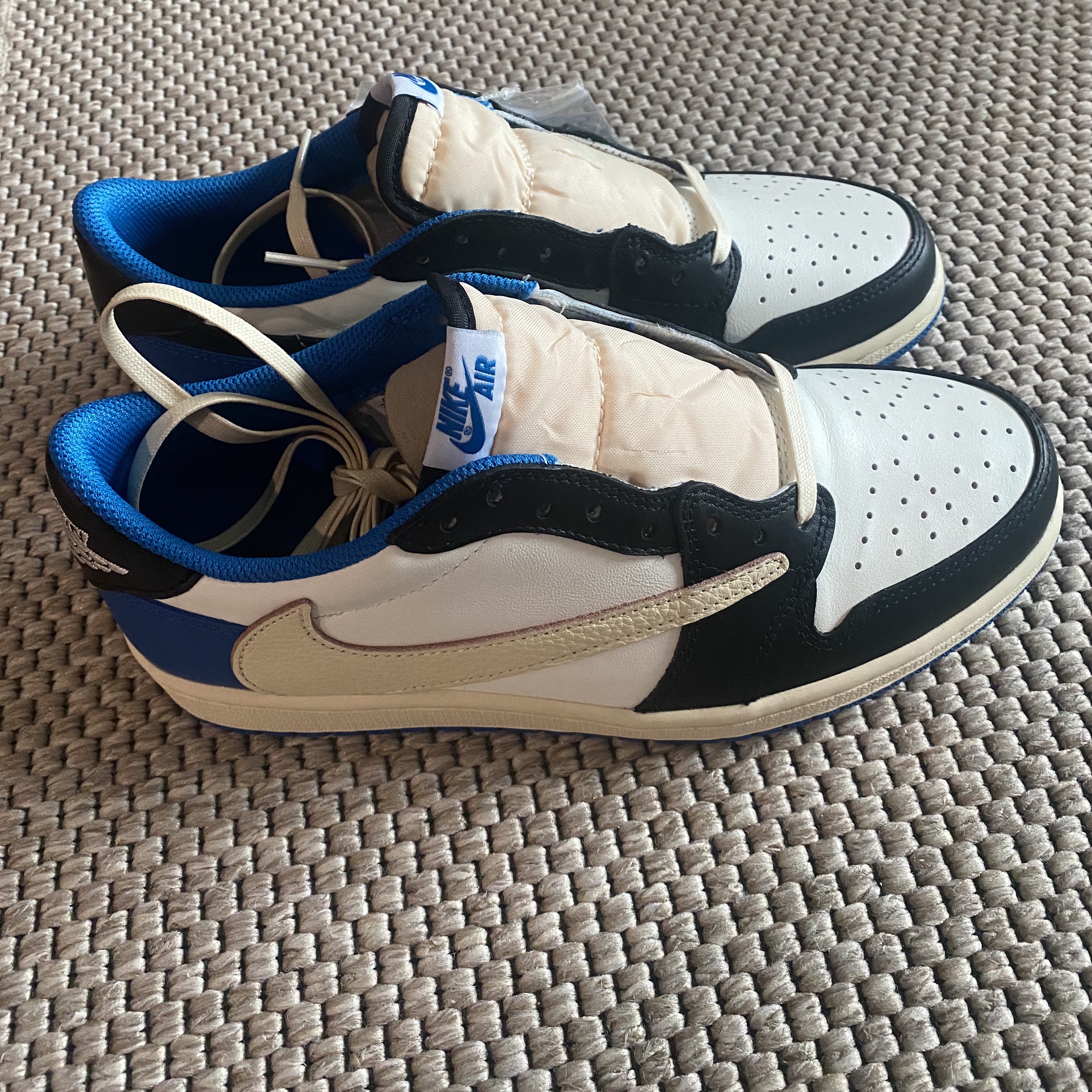 Jordan 1 x Travis Scott x Fragment Retro Low OG SP Military Blue 착용 스타일