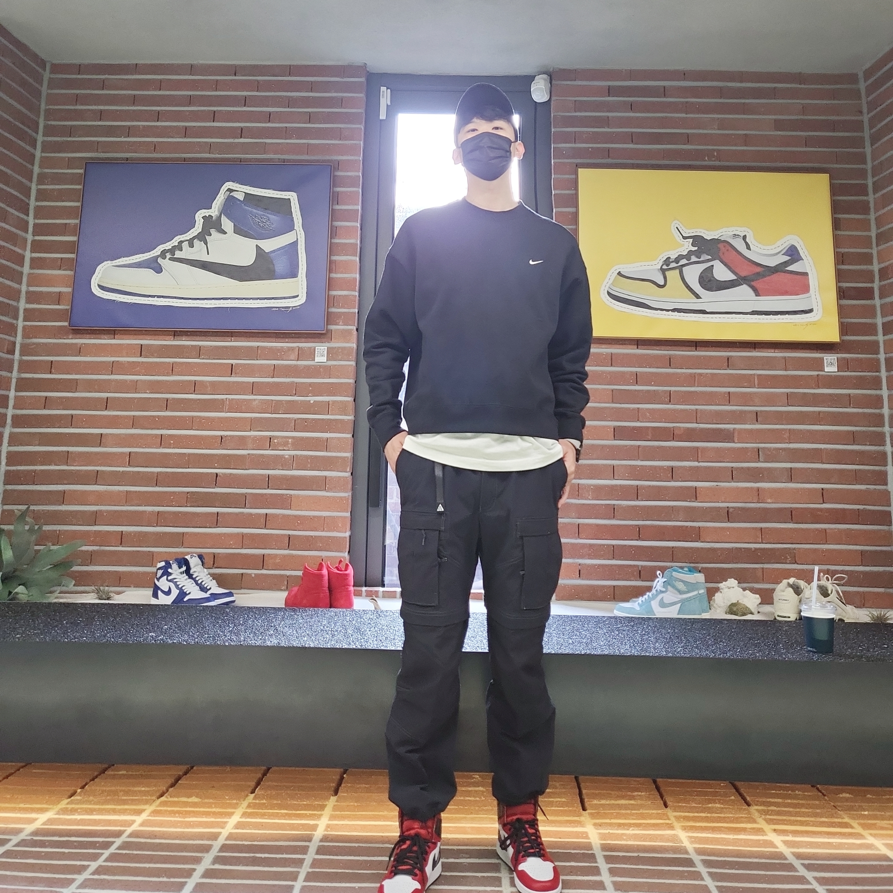 (W) Jordan 1 Retro High Satin Red, Nike ACG Smith Summit Cargo Pants Black Summit White - Asia 착용 스타일
