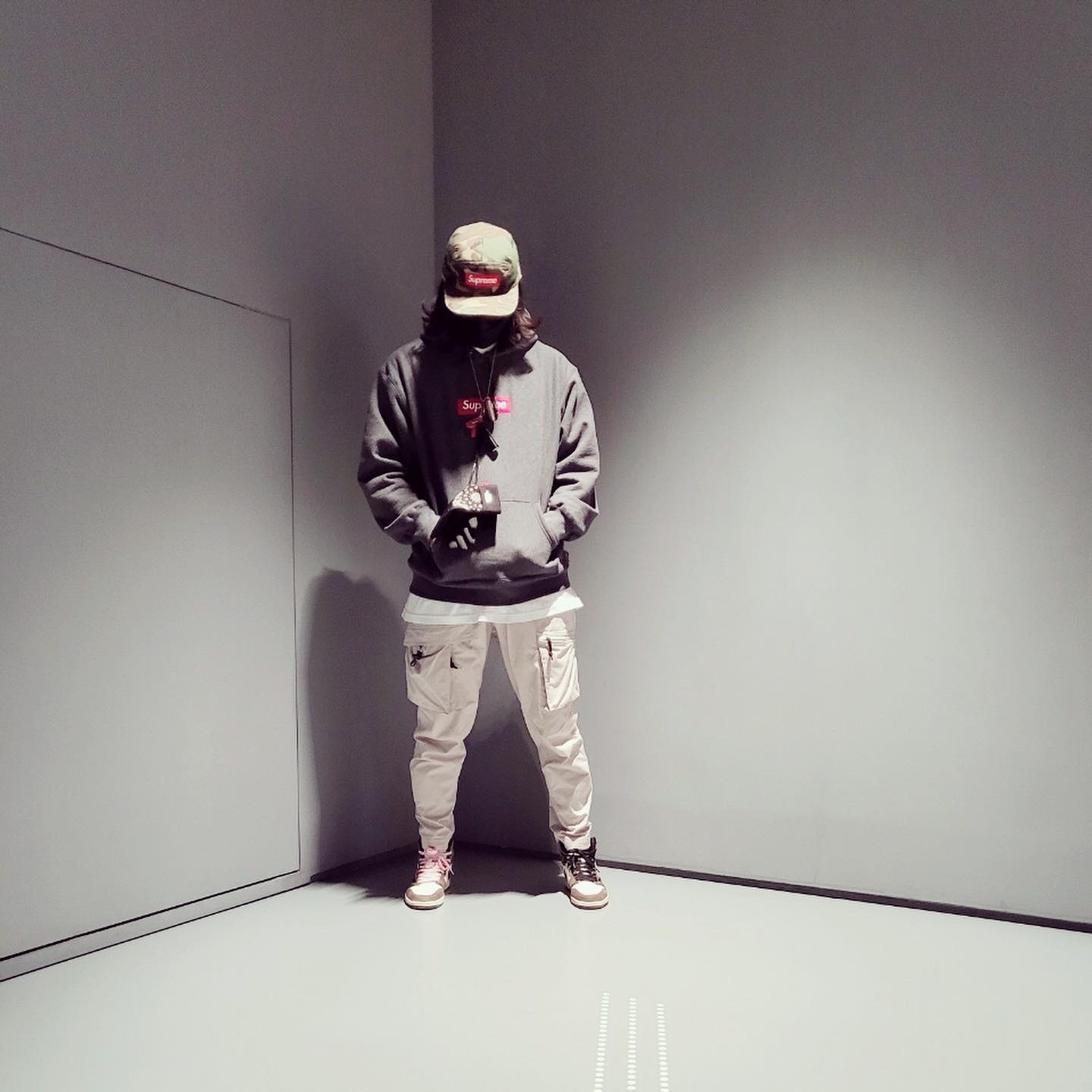 Supreme Box Logo Hooded Sweatshirt Charcoal - 21FW, Jordan 1 x Travis Scott Retro High OG SP Mocha 착용 스타일 - 5