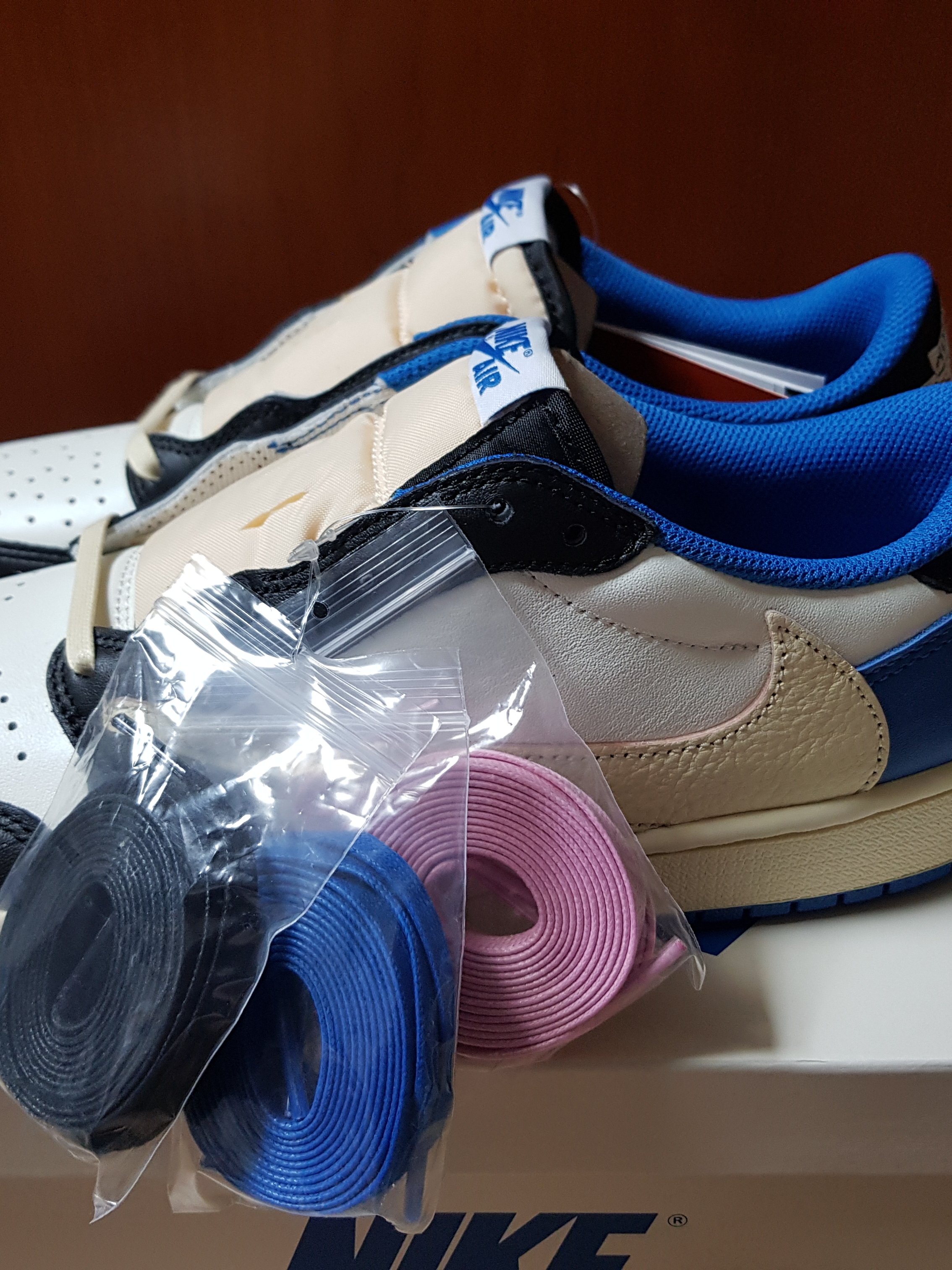 Jordan 1 x Travis Scott x Fragment Retro Low OG SP Military Blue 착용 스타일 - 1