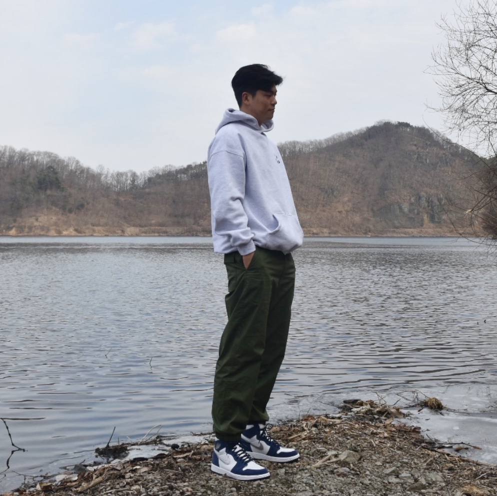 Jordan 1 Retro High OG CO.JP Midnight Navy, IAB Studio Hoodie Light Gray 착용 스타일 - 1