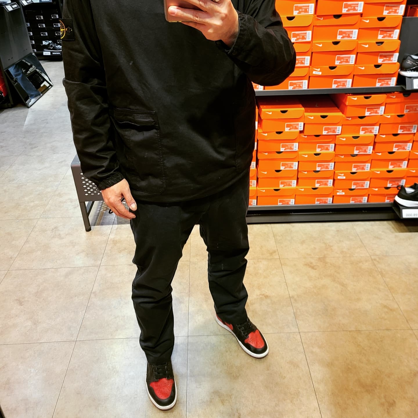 Jordan 1 Retro High OG Bred Banned 2016, Stone Island 10619 Stretch Cotton Twill Overshirt Black - 21SS 착용 스타일