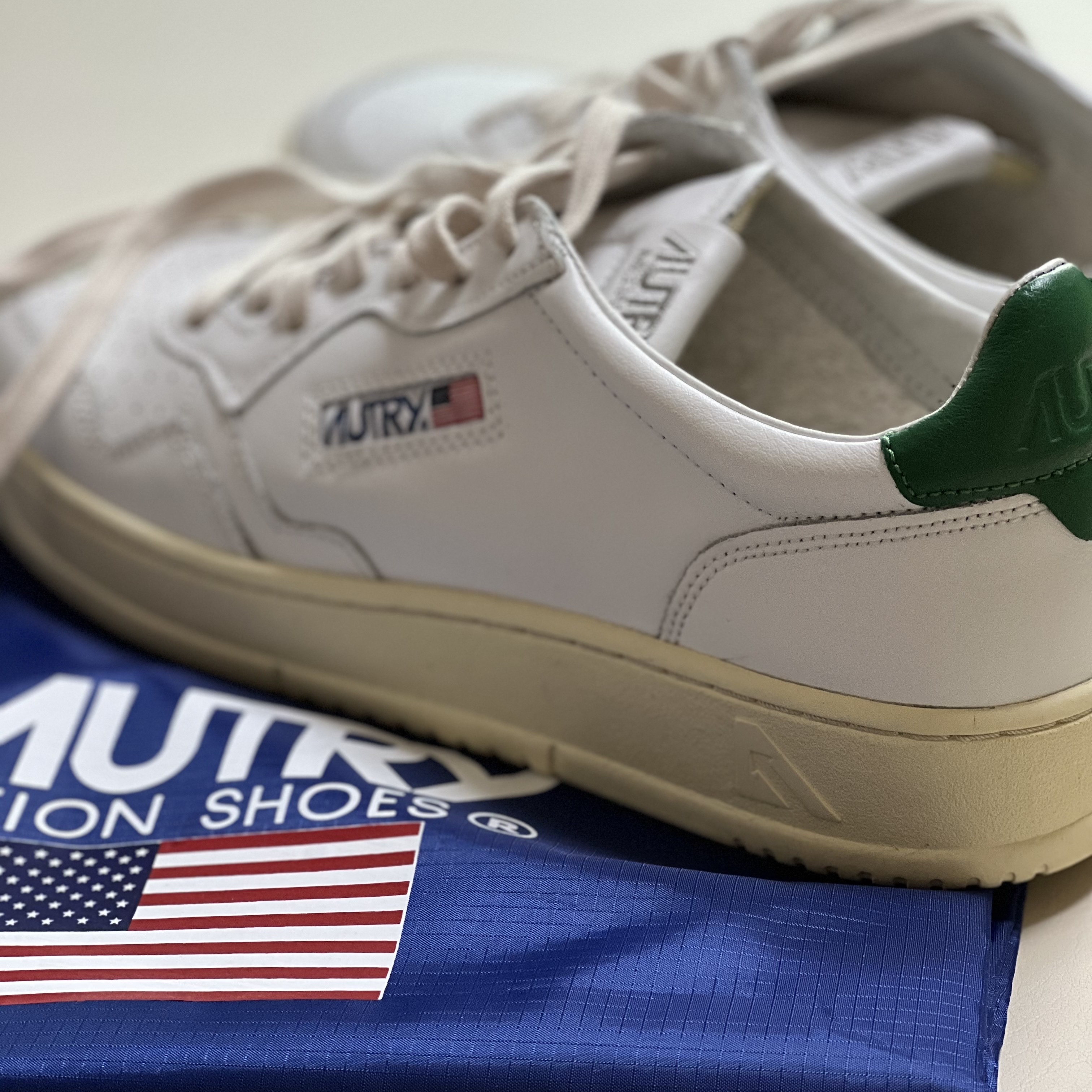 Autry Medalist Low Leather Sneakers White Green 착용 스타일 - 2