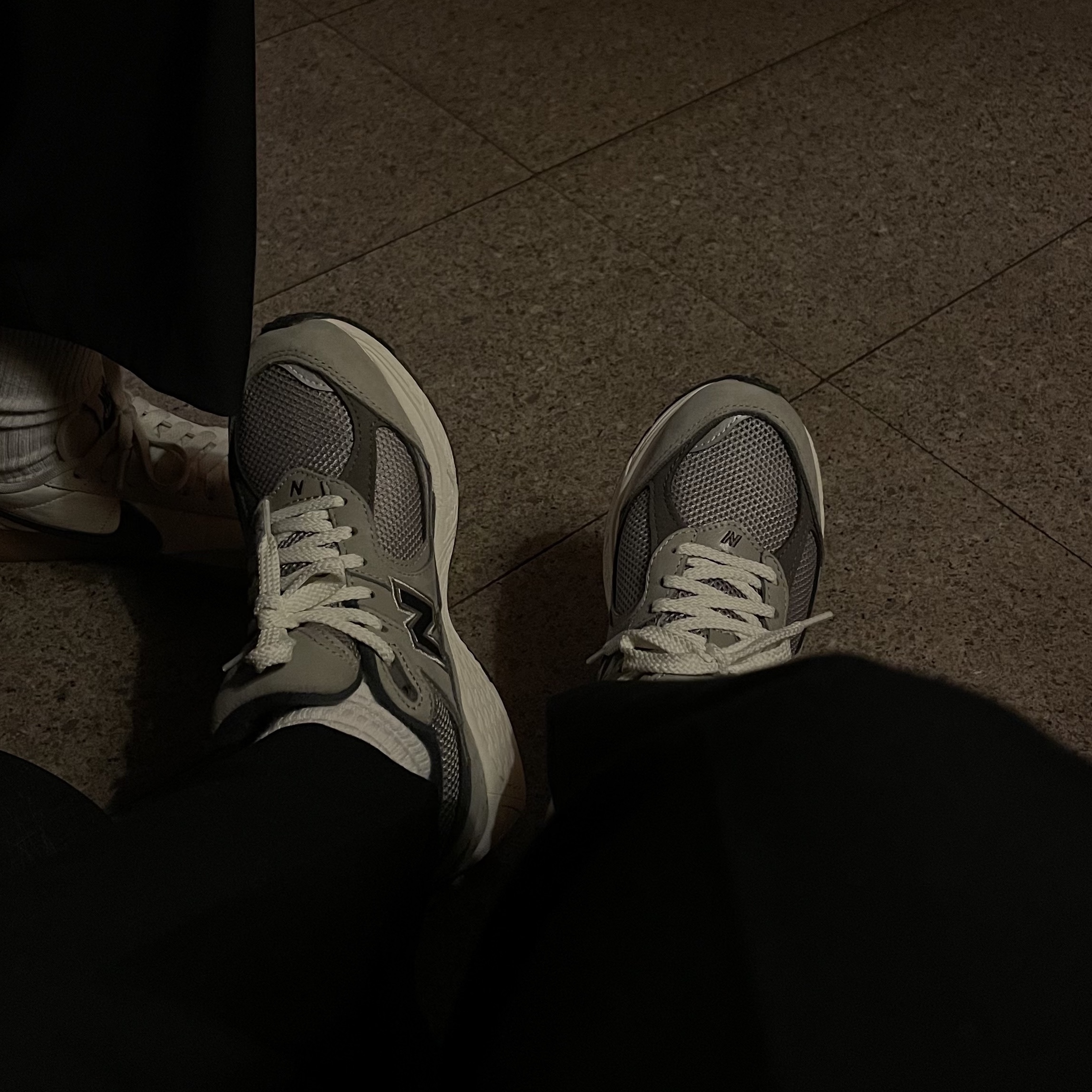 New Balance 2002 Warm Alpaca 착용 스타일