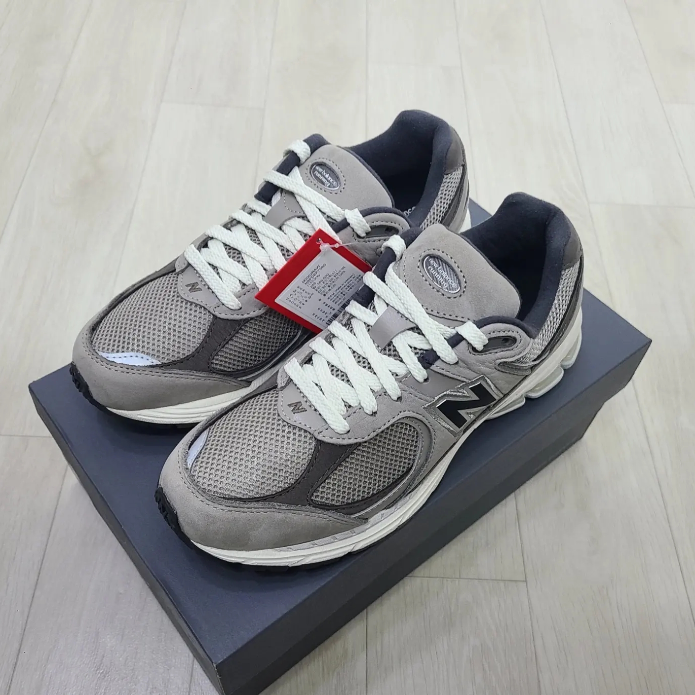 New Balance 2002 Warm Alpaca 착용 스타일 - 2