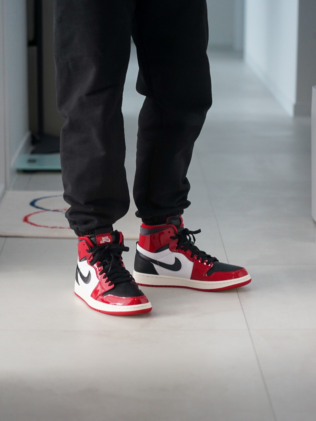 (W) Jordan 1 Zoom Air CMFT Gym Red Black 착용 스타일 - 1