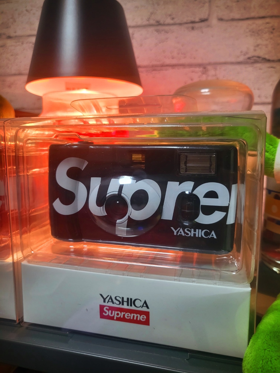 Supreme Yashica MF-1 Camera Red - 21SS, Supreme Yashica MF-1 Camera Black - 21SS 착용 스타일 - 2
