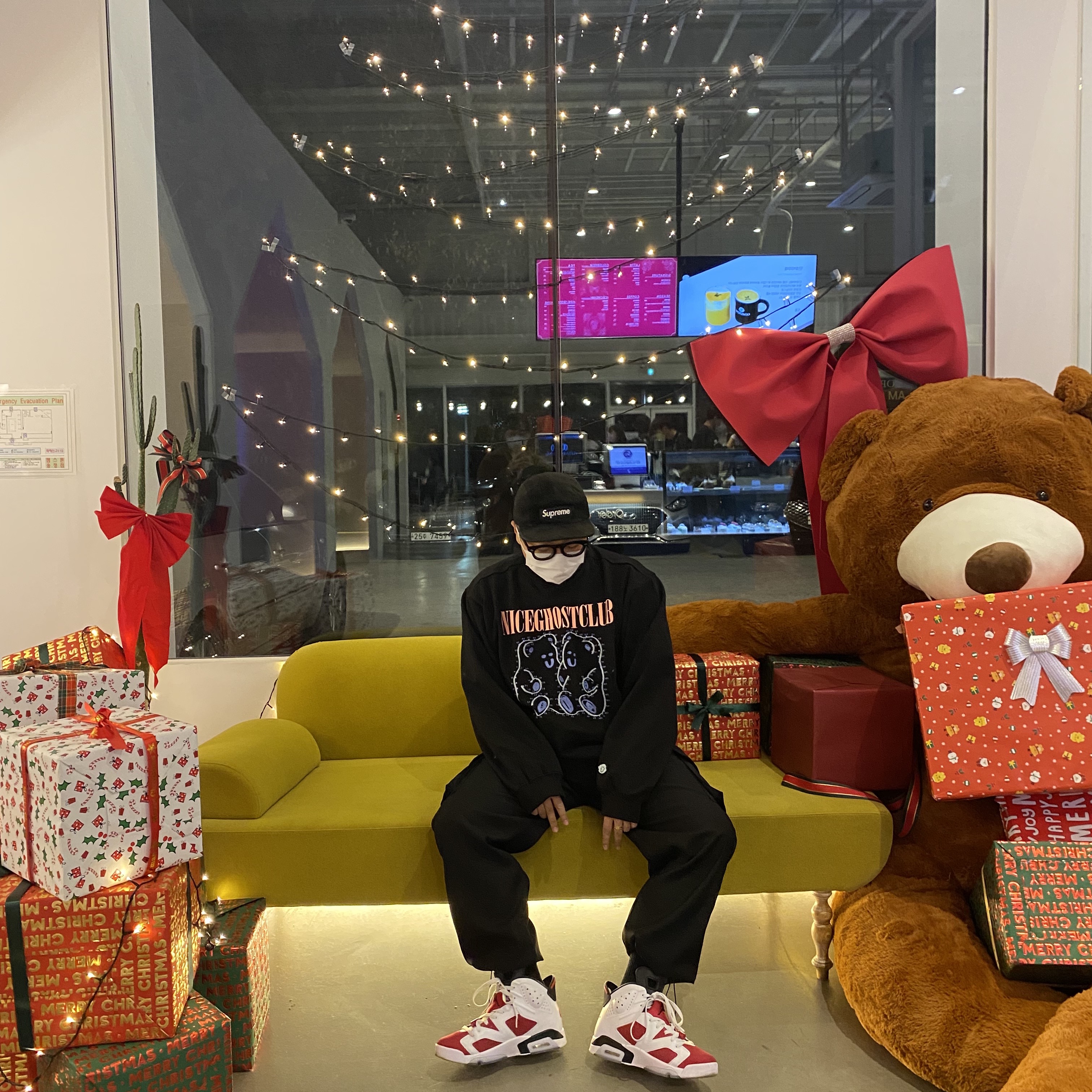 Jordan 6 Retro Carmine 2021, Supreme Gore-Tex Corduroy Camp Cap Black - 21FW 착용 스타일 - 1
