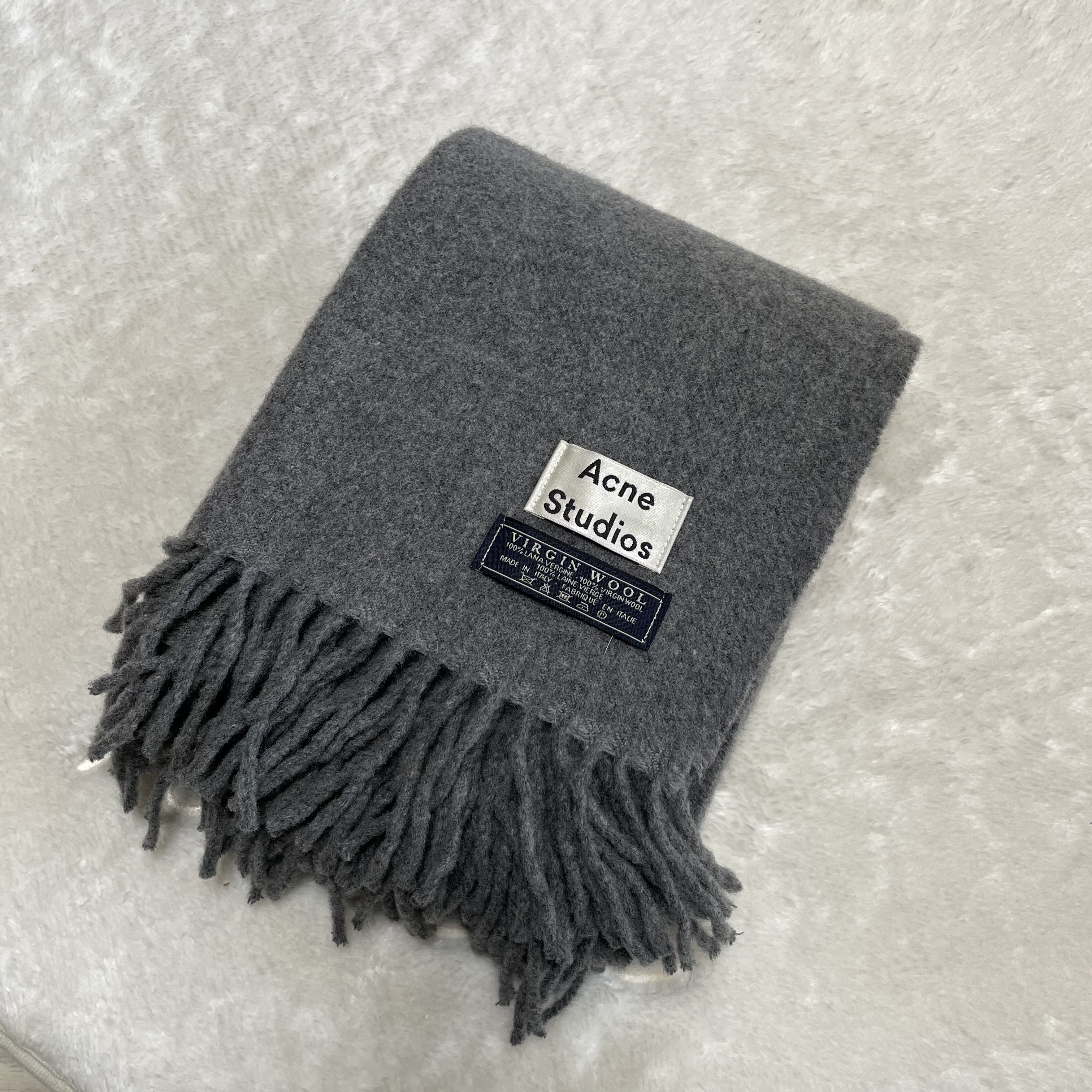 Acne Studios Canada Narrow New Wool Muffler Grey Melange 착용 스타일 - 2