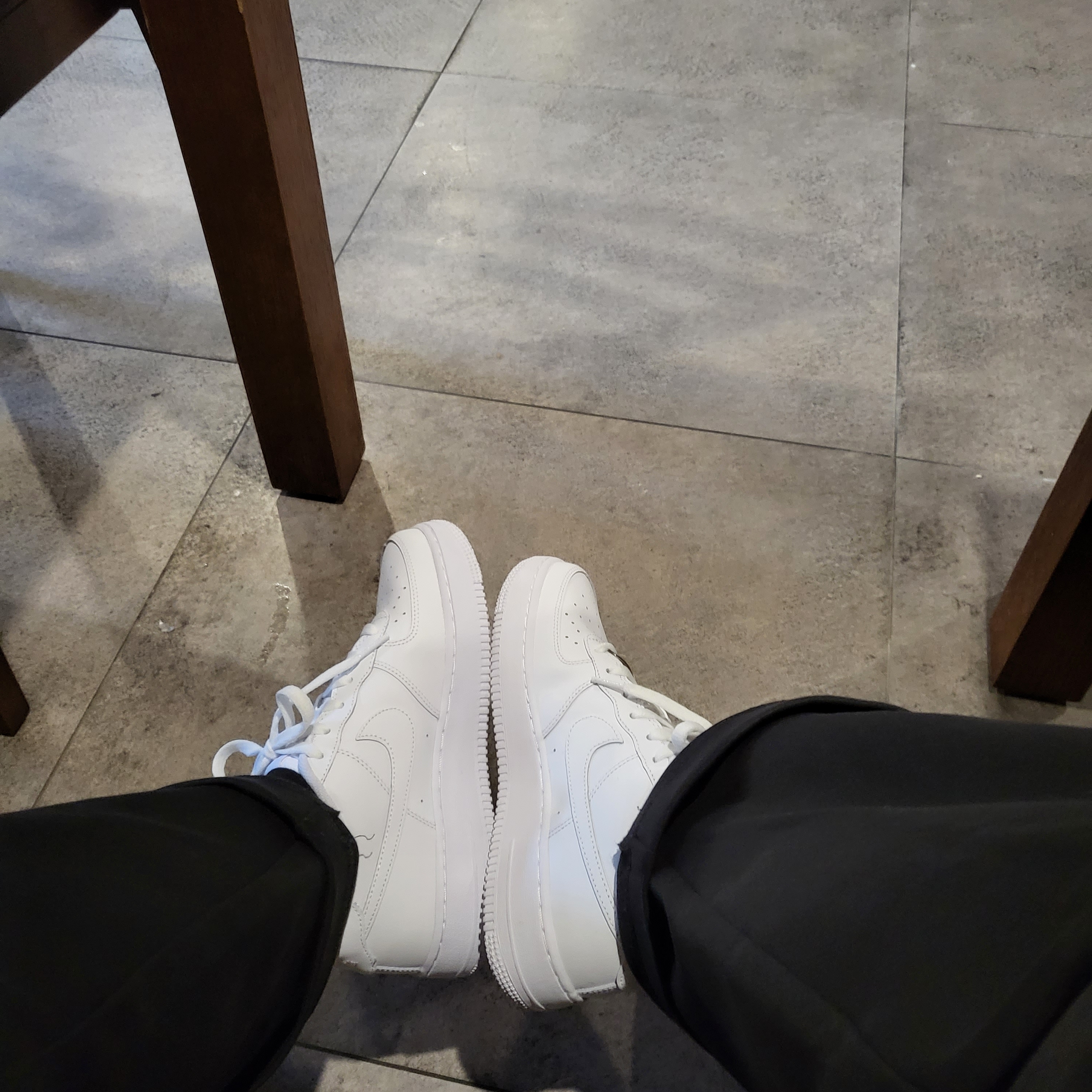 (W) Nike Air Force 1 '07 Low White, (GS) Nike Air Force 1 LE White 착용 스타일 - 3