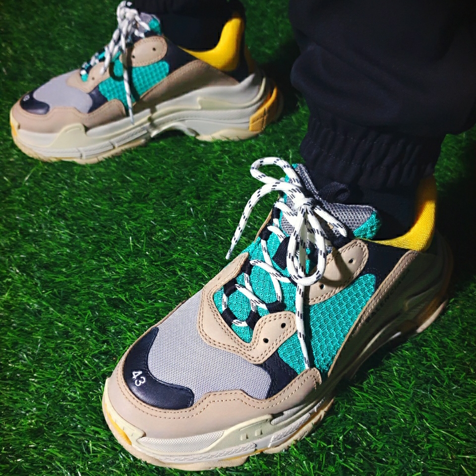 Balenciaga Triple S Yellow Green 착용 스타일 - 5