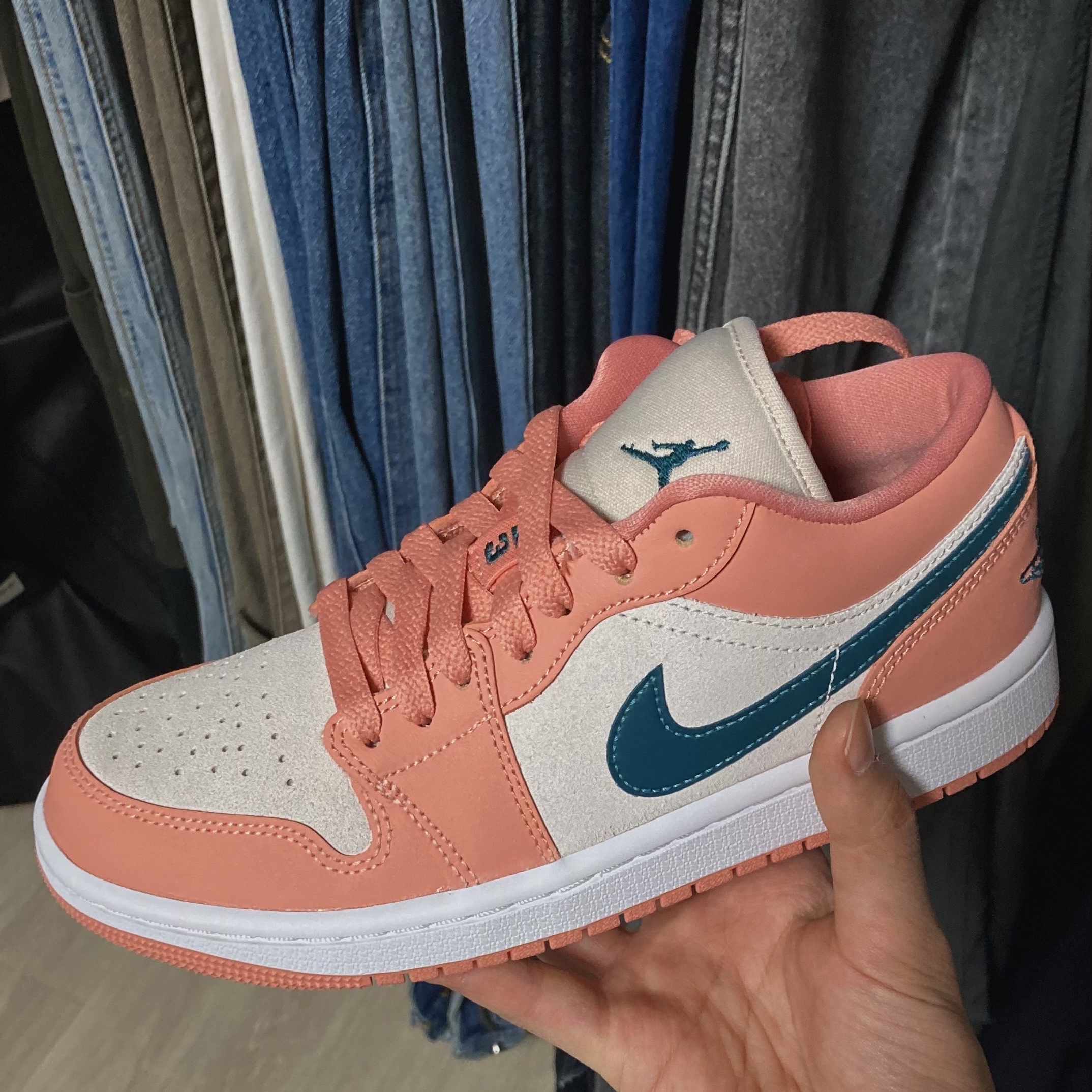 (W) Jordan 1 Low Light Madder Root 착용 스타일 - 1