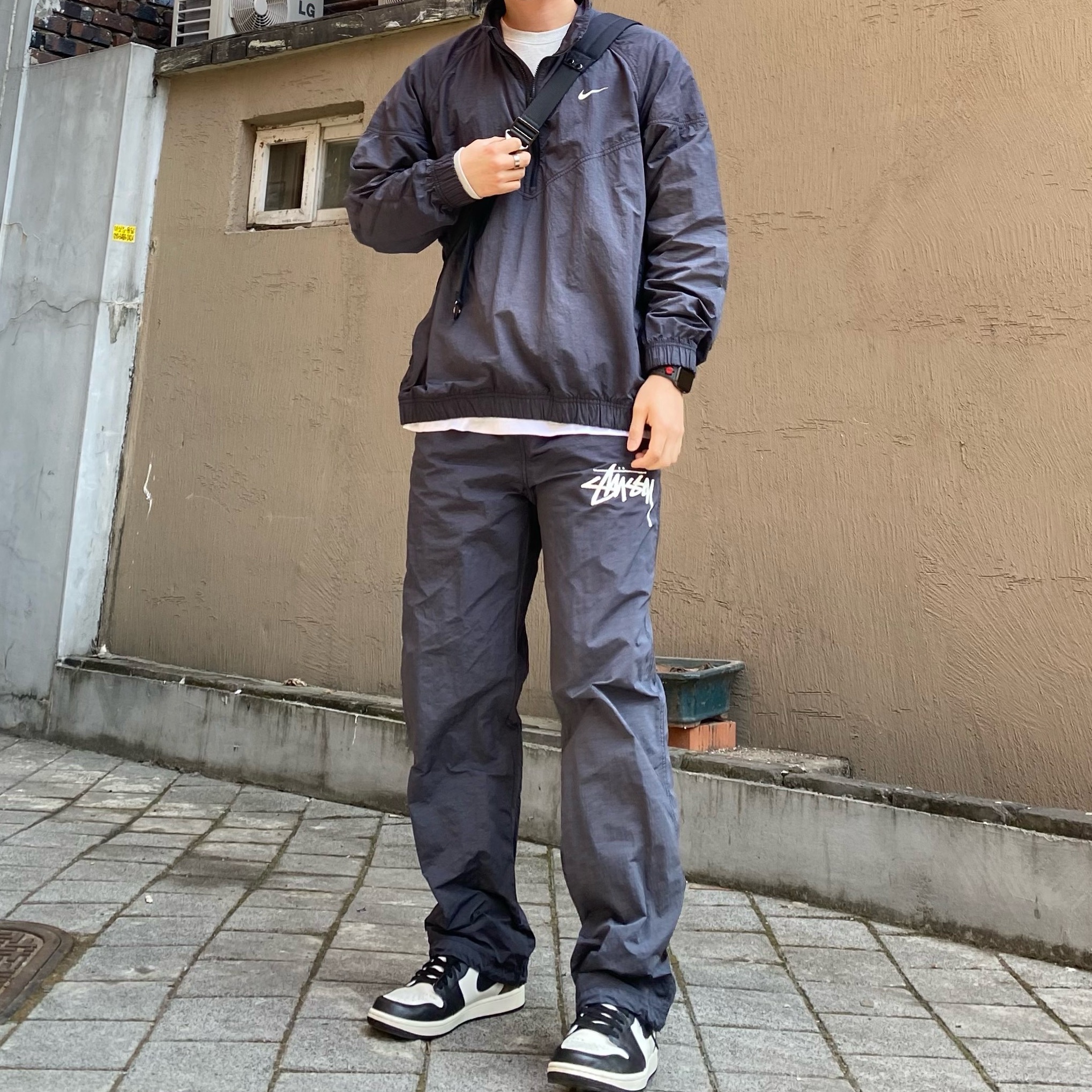 Jordan 1 Retro High OG Black Mocha, Nike x Stussy Windrunner Jacket Off Noir 착용 스타일 - 1
