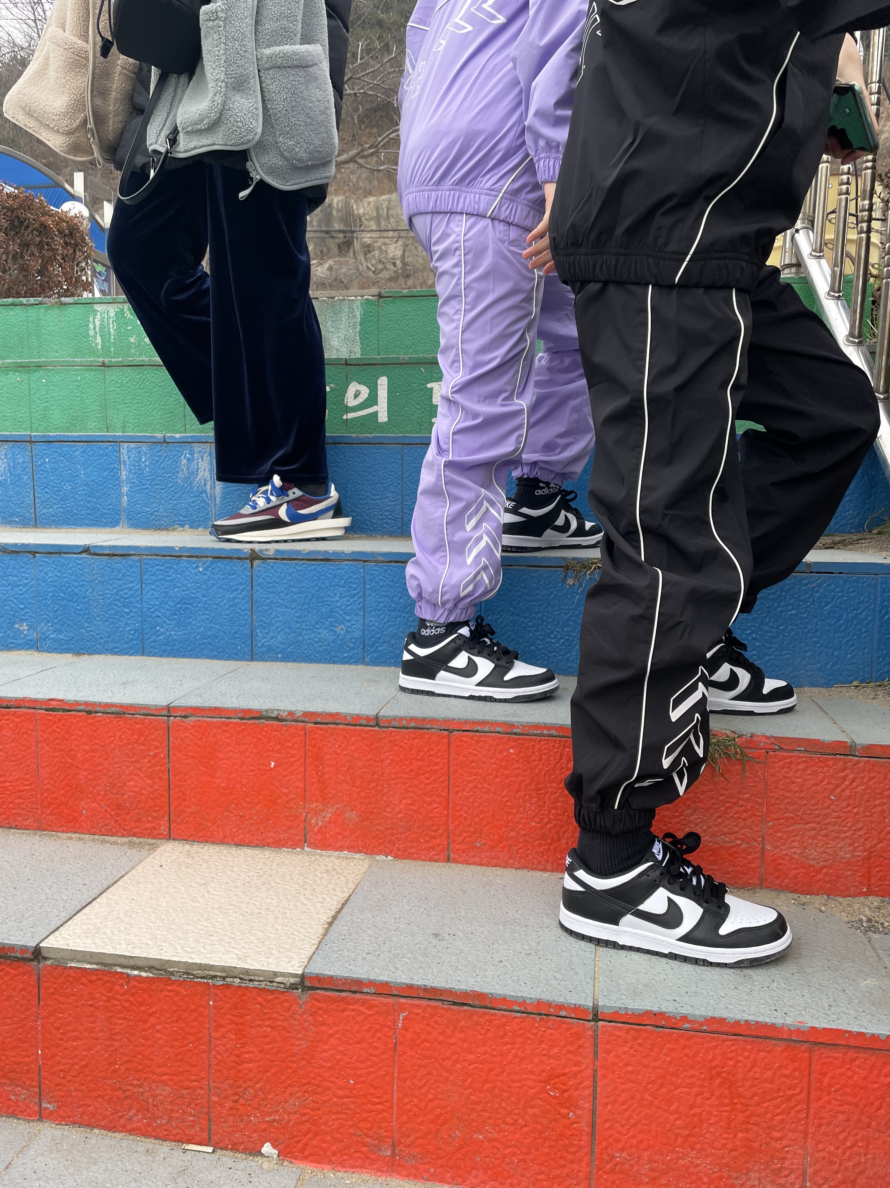 (GS) Nike Dunk Low Black, Nike x Sacai x Undercover LDWaffle Night Maroon Team Royal 착용 스타일 - 3