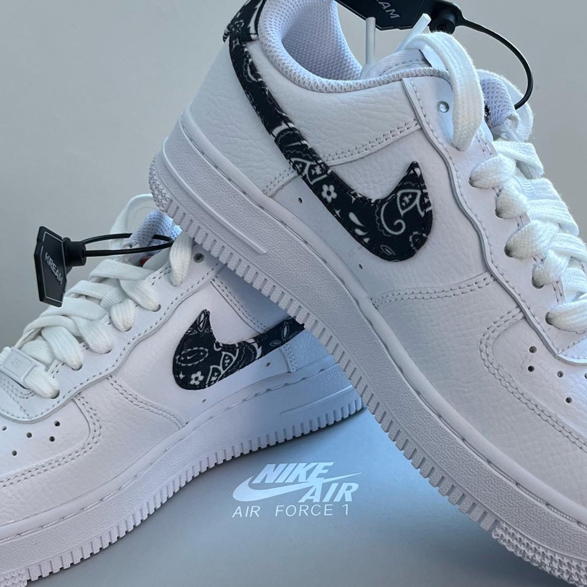 (W) Nike Air Force 1 '07 Essential Paisley Swoosh White Black 착용 스타일 - 2