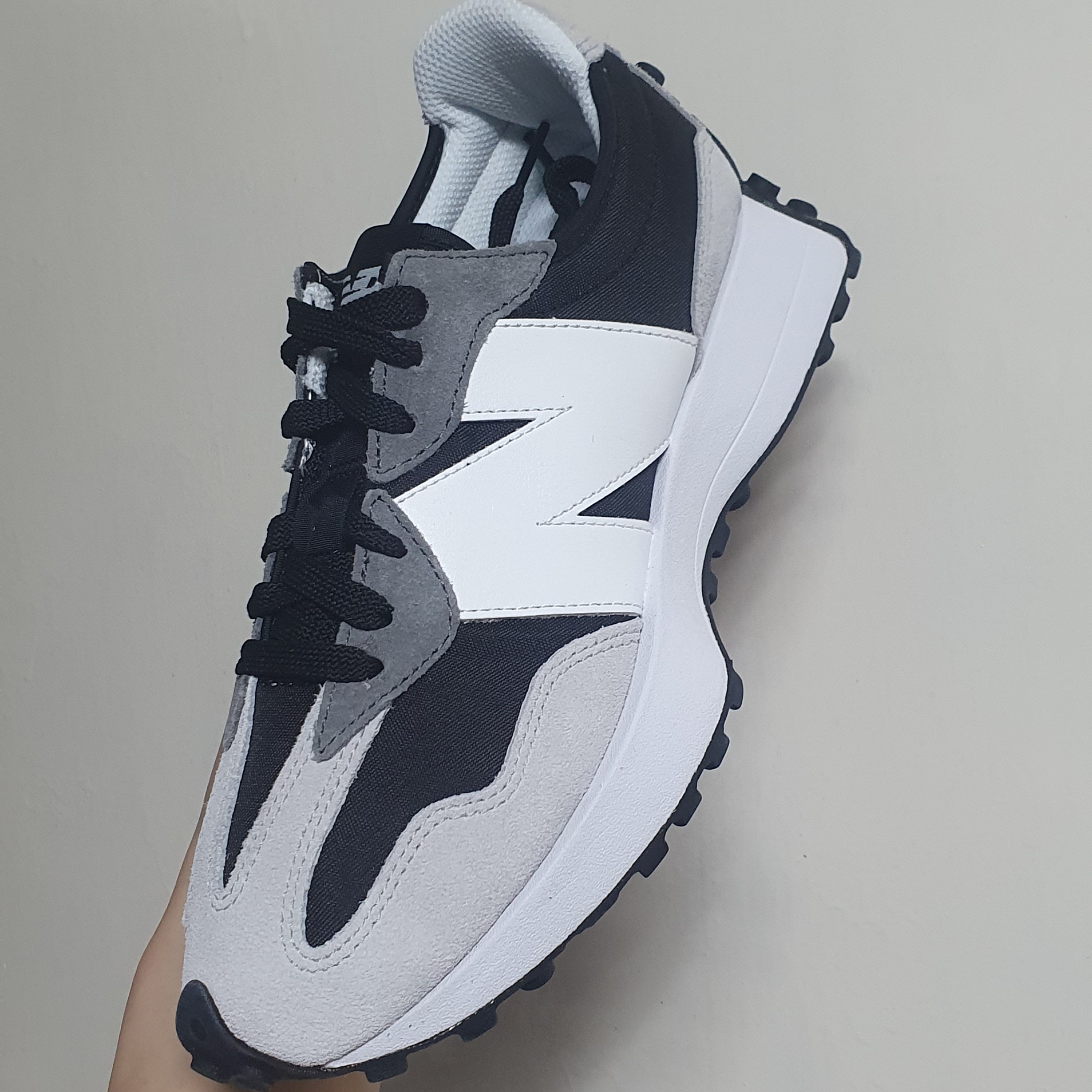 New Balance 327 Black Grey 착용 스타일