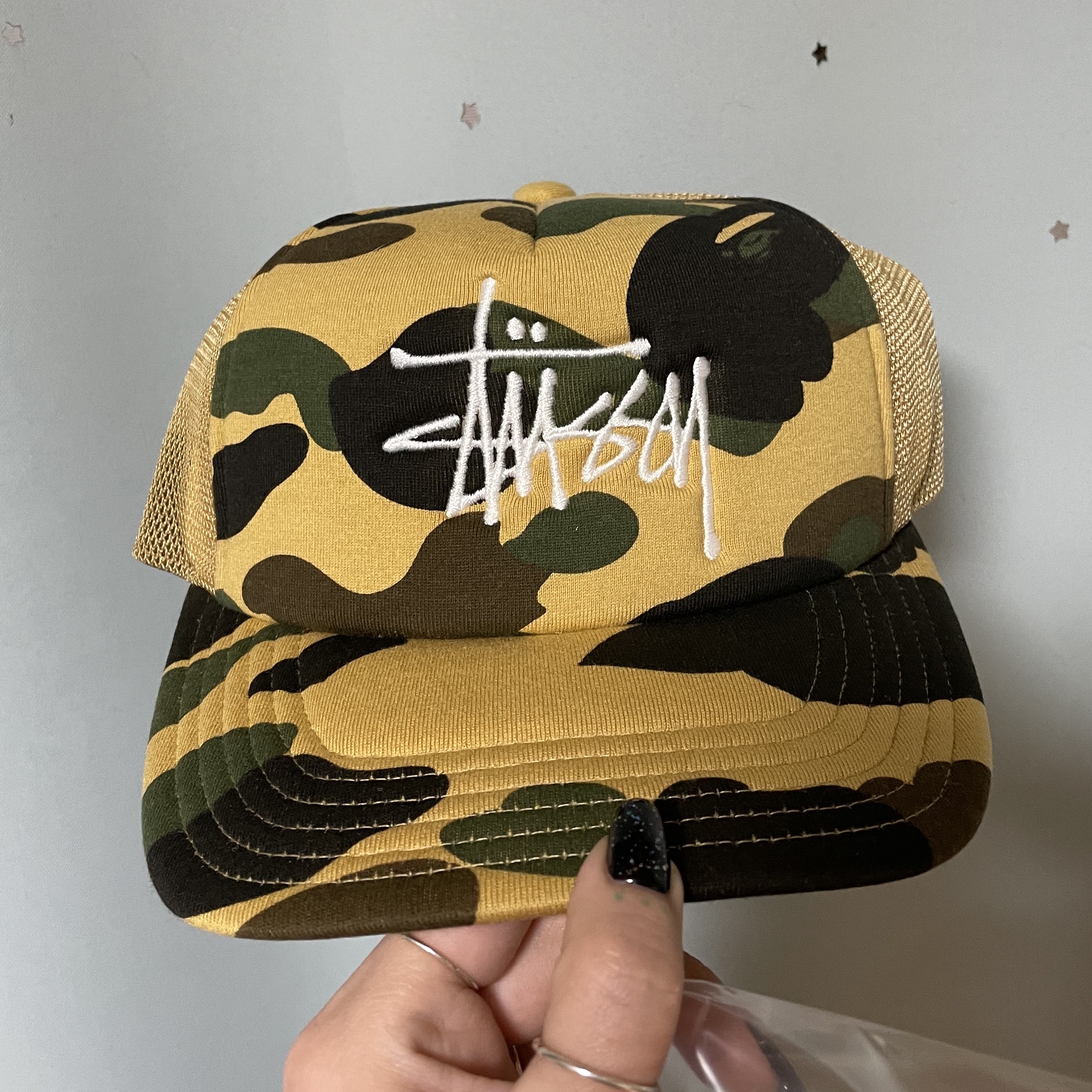 Stussy x BAPE Trucker Cap Yellow 착용 스타일 - 3