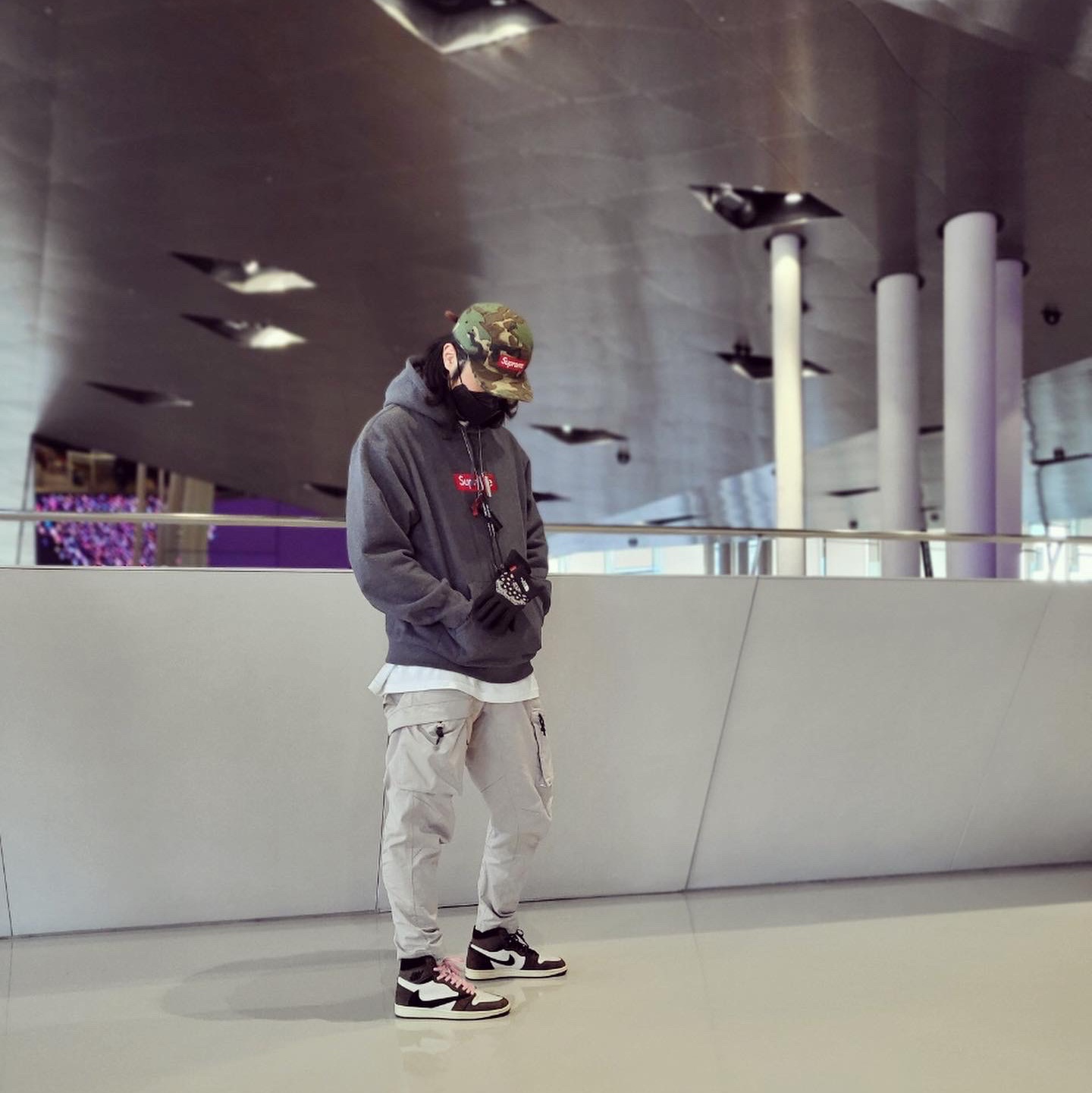 Supreme Box Logo Hooded Sweatshirt Charcoal - 21FW, Jordan 1 x Travis Scott Retro High OG SP Mocha 착용 스타일 - 2