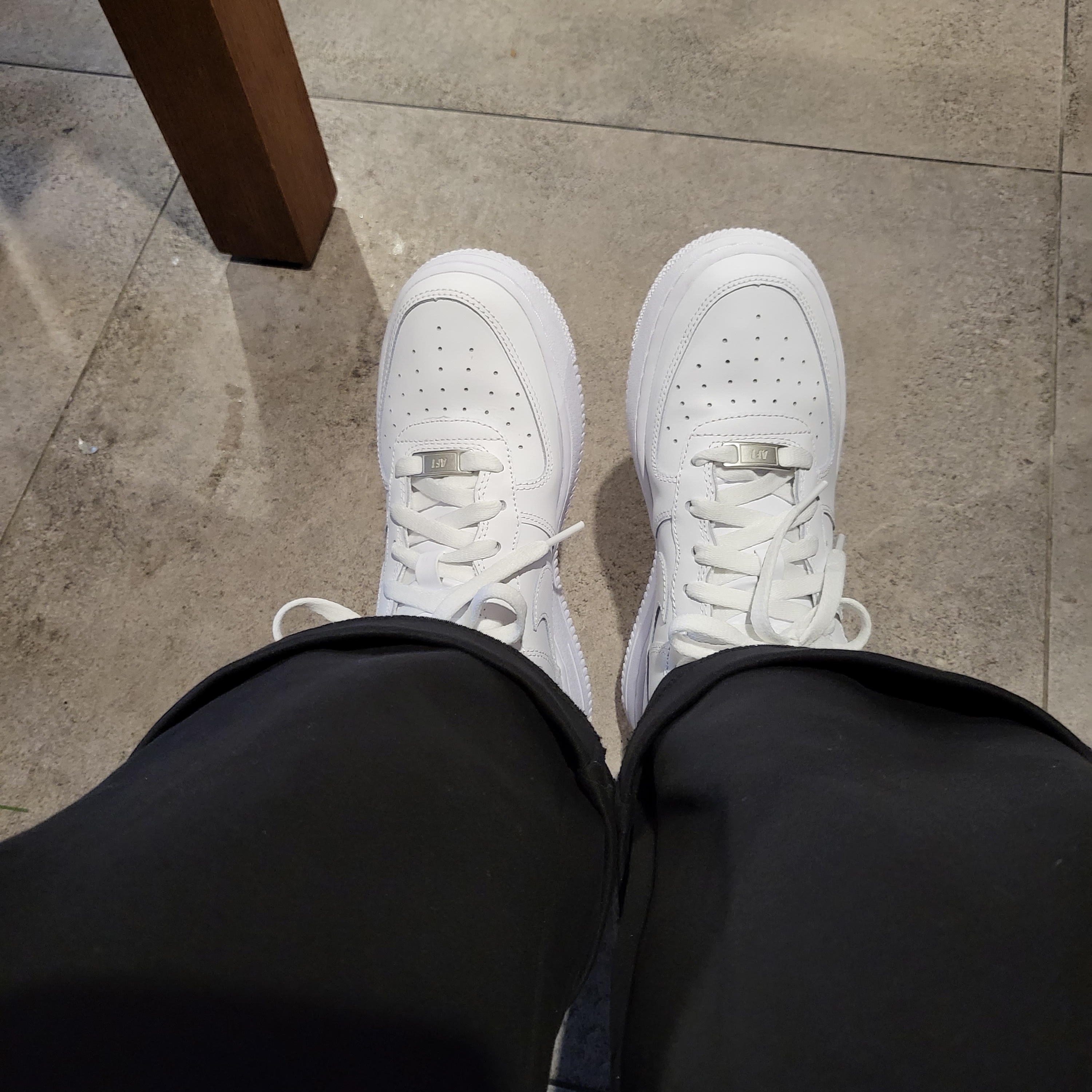 (W) Nike Air Force 1 '07 Low White, (GS) Nike Air Force 1 LE White 착용 스타일 - 2