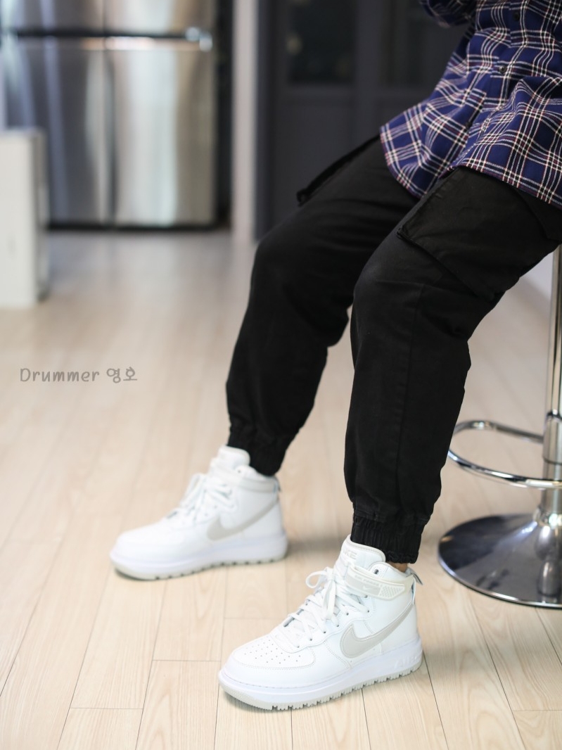 Nike Air Force 1 Boot Summit White Light Bone 착용 스타일 - 1