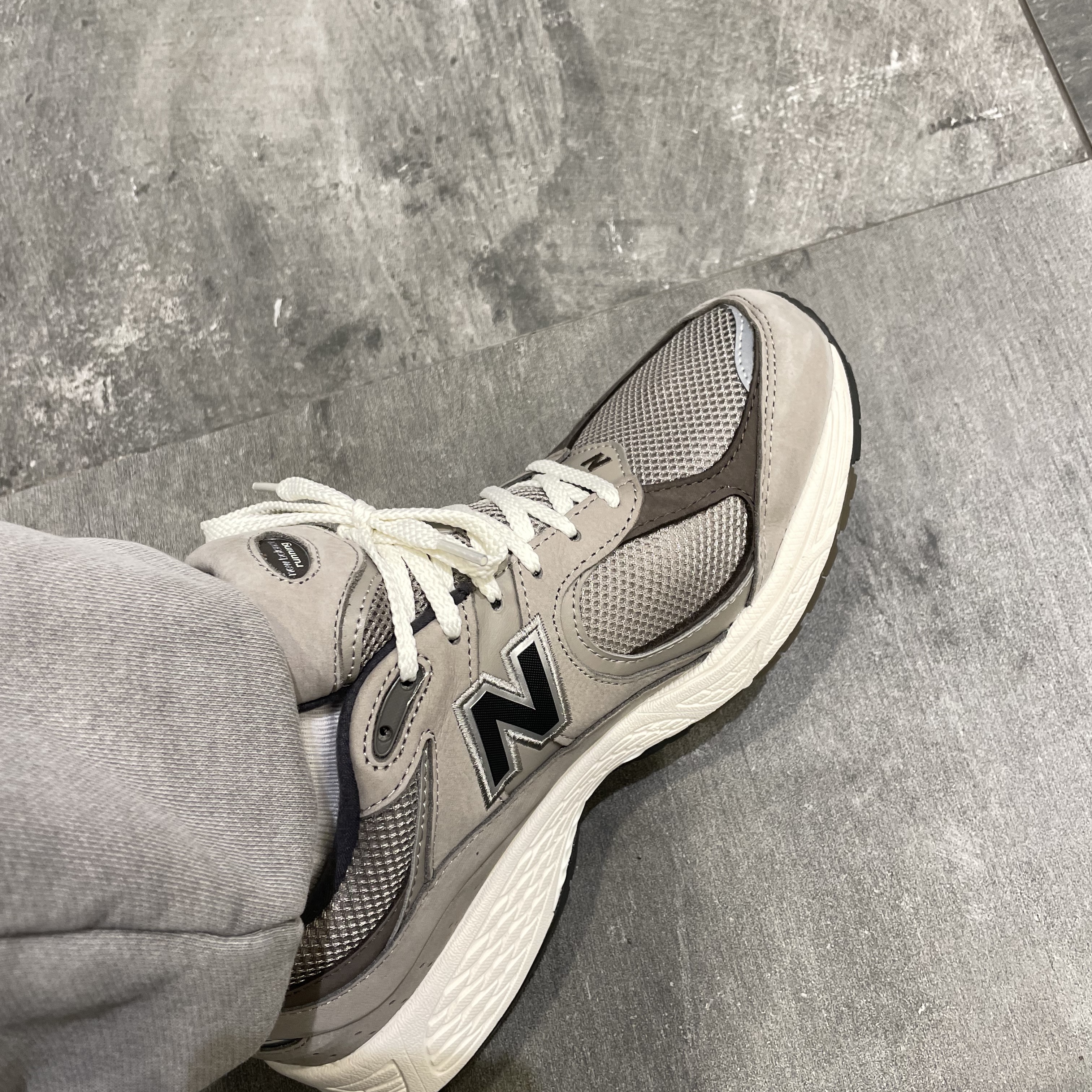 New Balance 2002 Warm Alpaca 착용 스타일