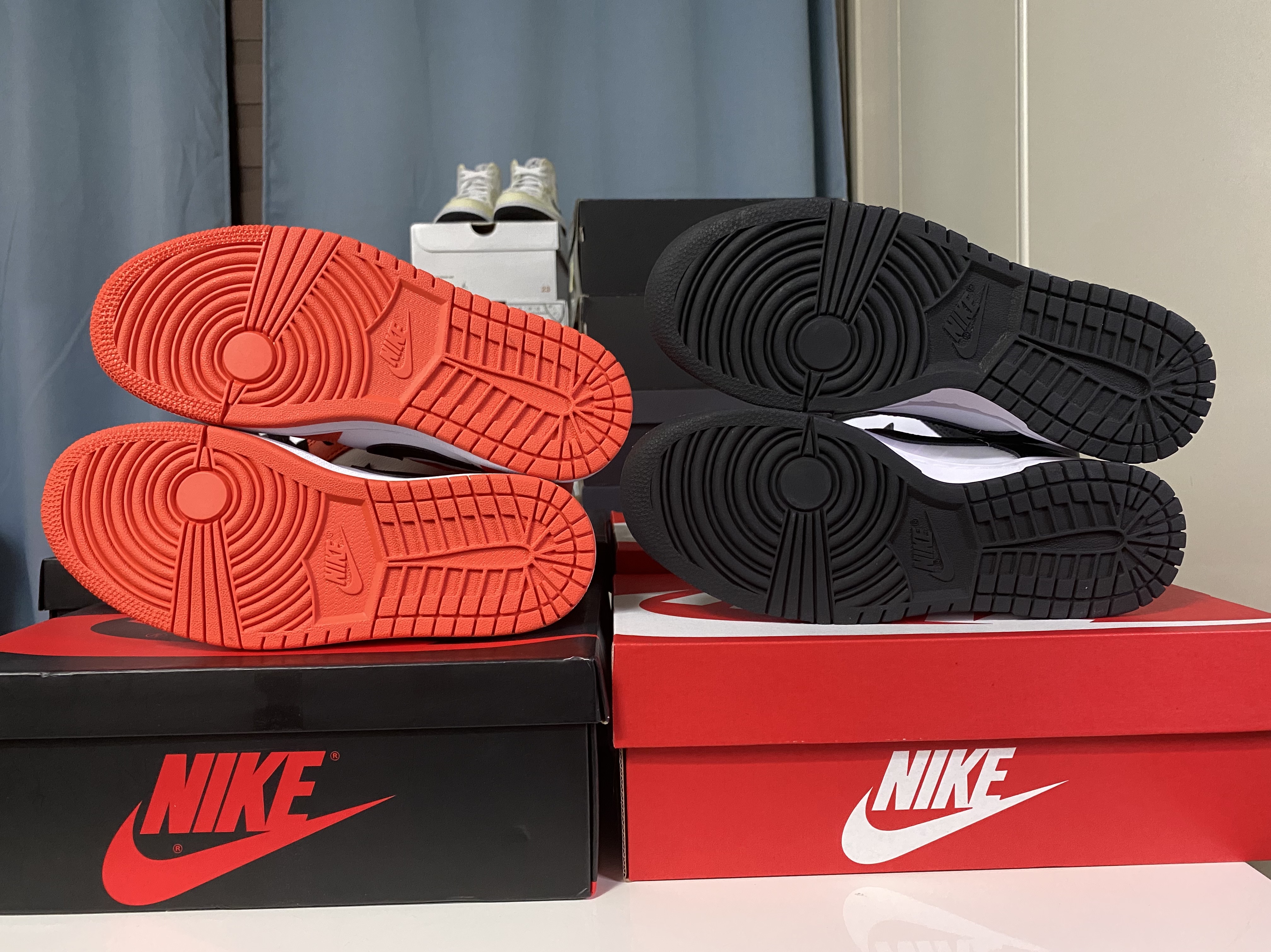 (W) Nike Dunk Low Black, (W) Jordan 1 Low OG Starfish 착용 스타일 - 1