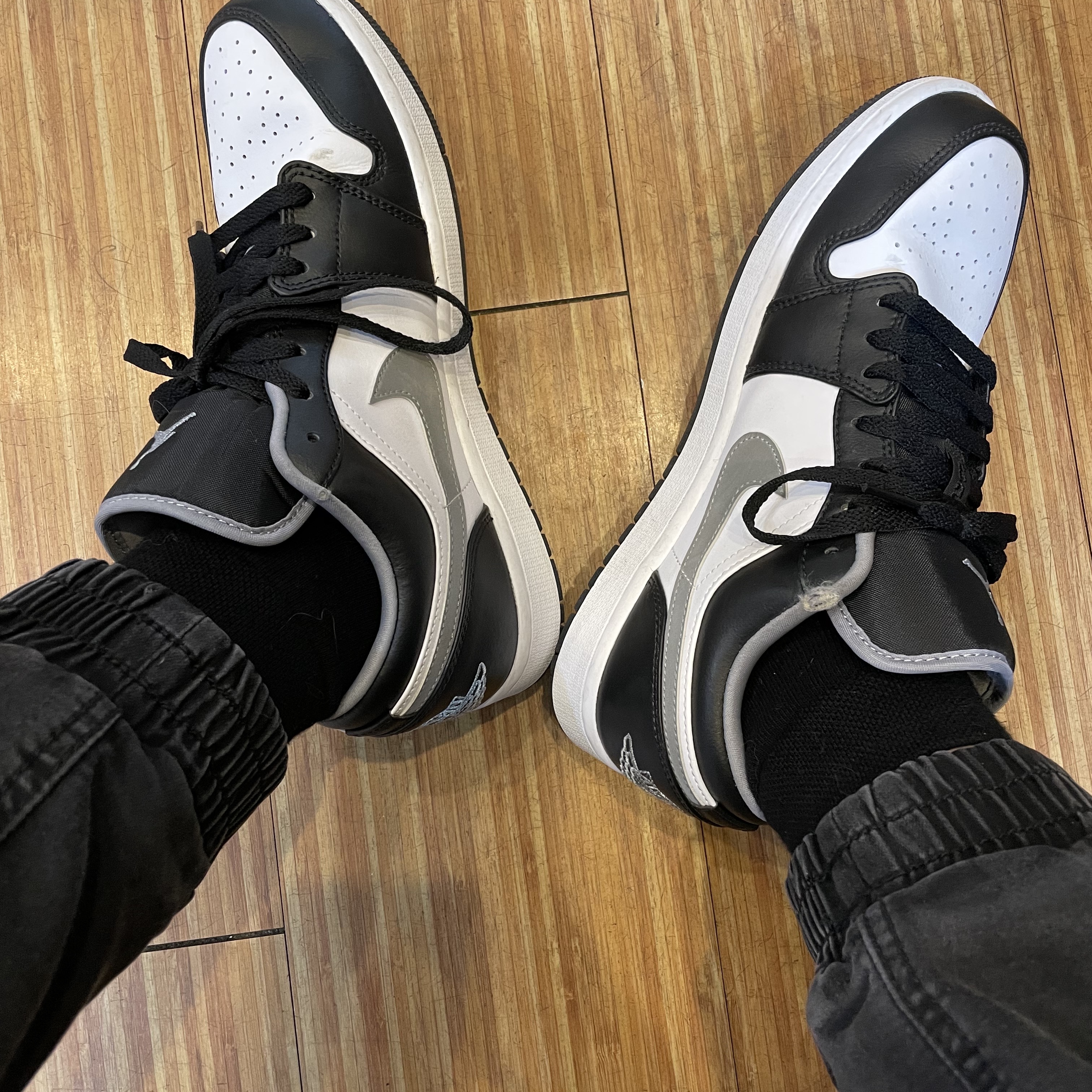 Jordan 1 Low Black Particle Grey 착용 스타일 - 1