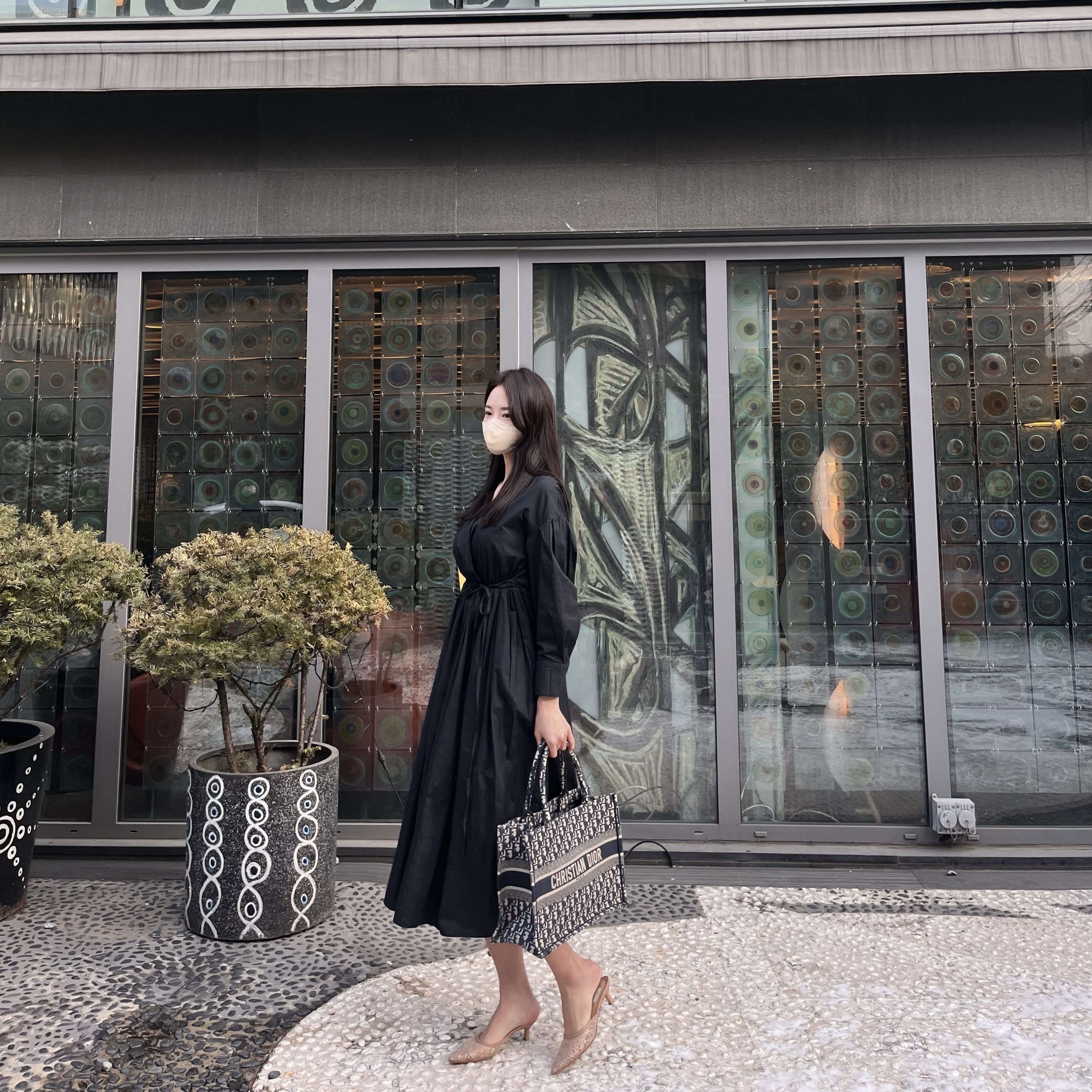 Dior Medium Book Tote Blue Dior Oblique Embroidery 착용 스타일 - 1