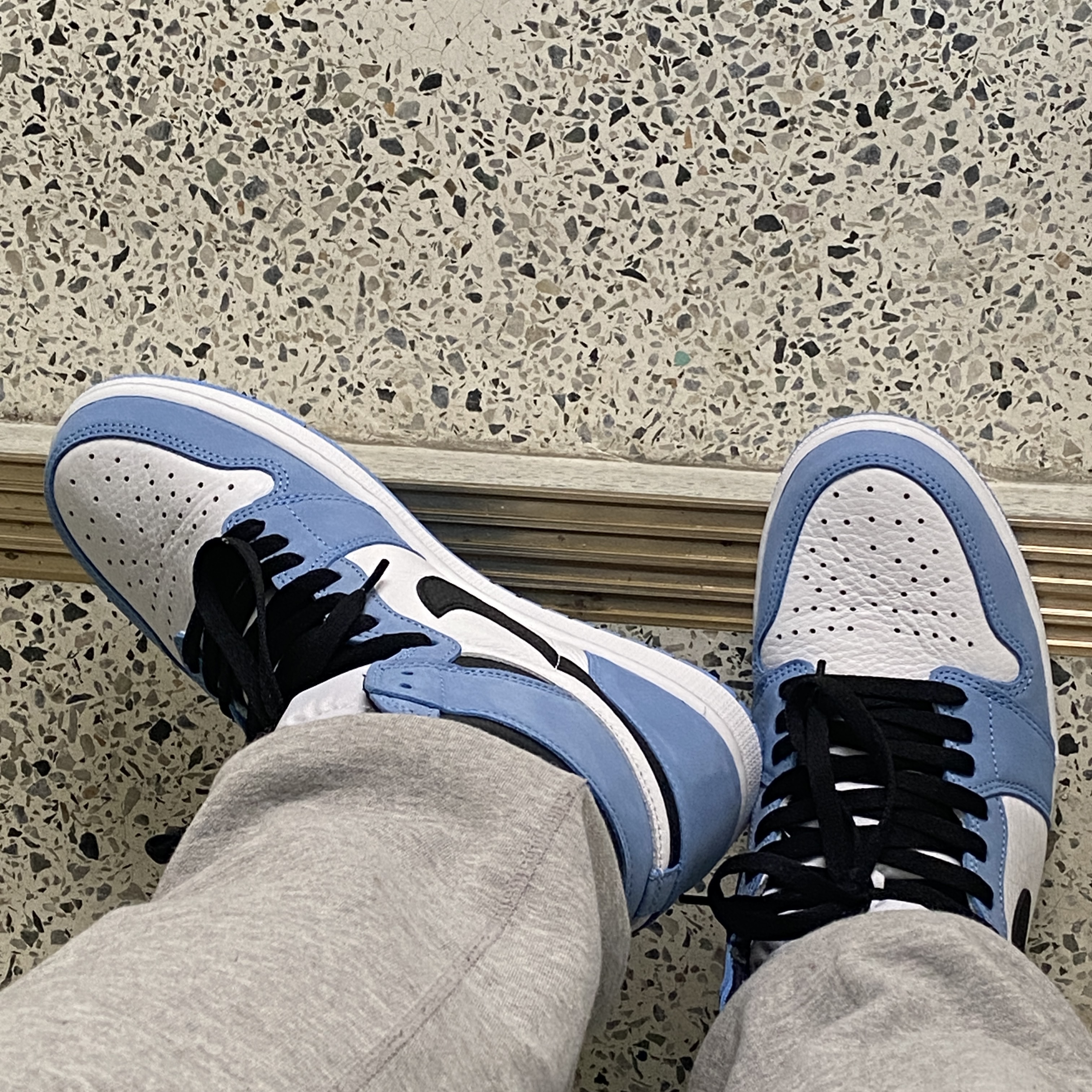 Jordan 1 Retro High OG University Blue 착용 스타일 - 1