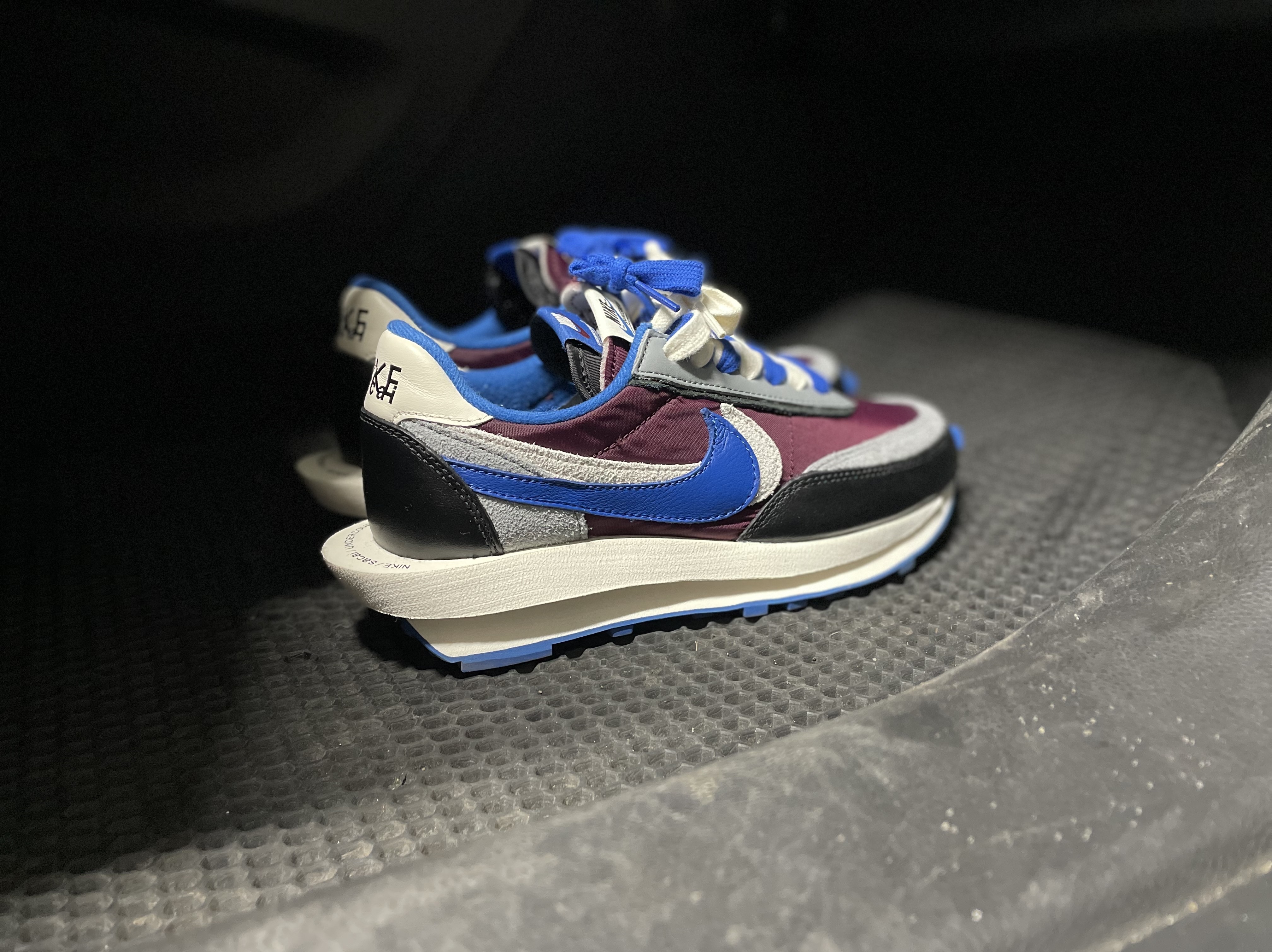 Nike x Sacai x Undercover LDWaffle Night Maroon Team Royal 착용 스타일