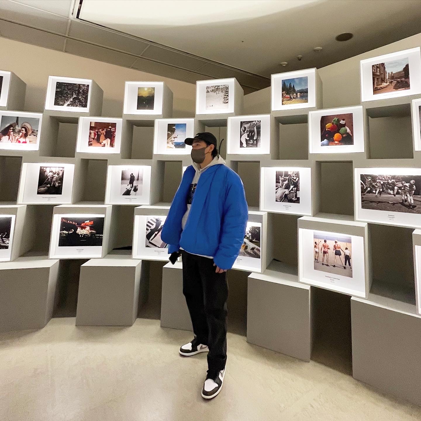 Yeezy Gap Round Jacket Blue, Jordan 1 Low Black Particle Grey 착용 스타일