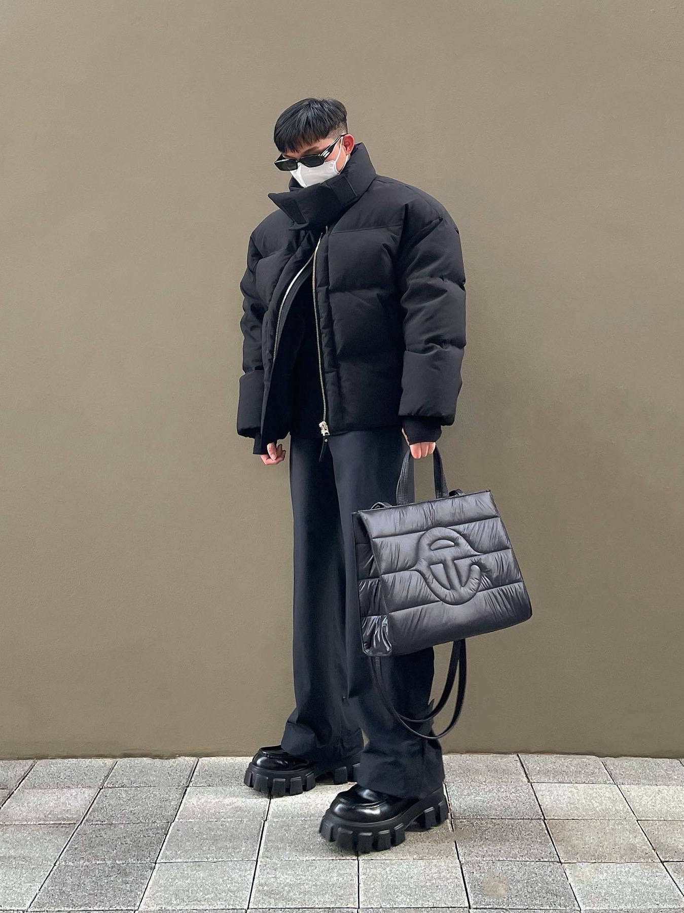 Telfar x Moose Knuckle Medium Puff Shopping Bag Black 착용 스타일 - 1